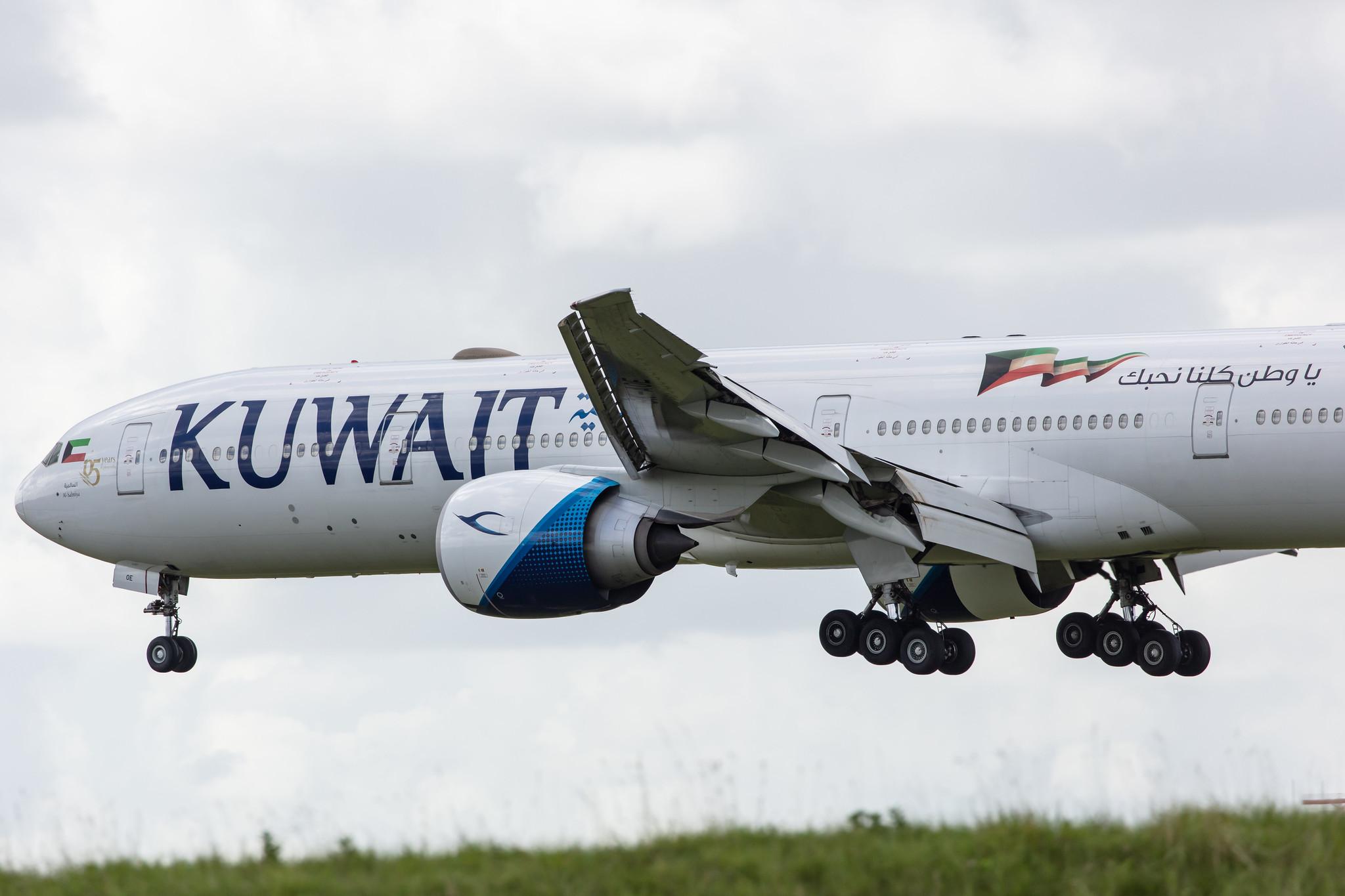 Amsterdam Airport Schiphol: Kuwait Airways (KU / KAC) |  Boeing 777-369(ER) B77W | 9K-AOE | MSN 62563