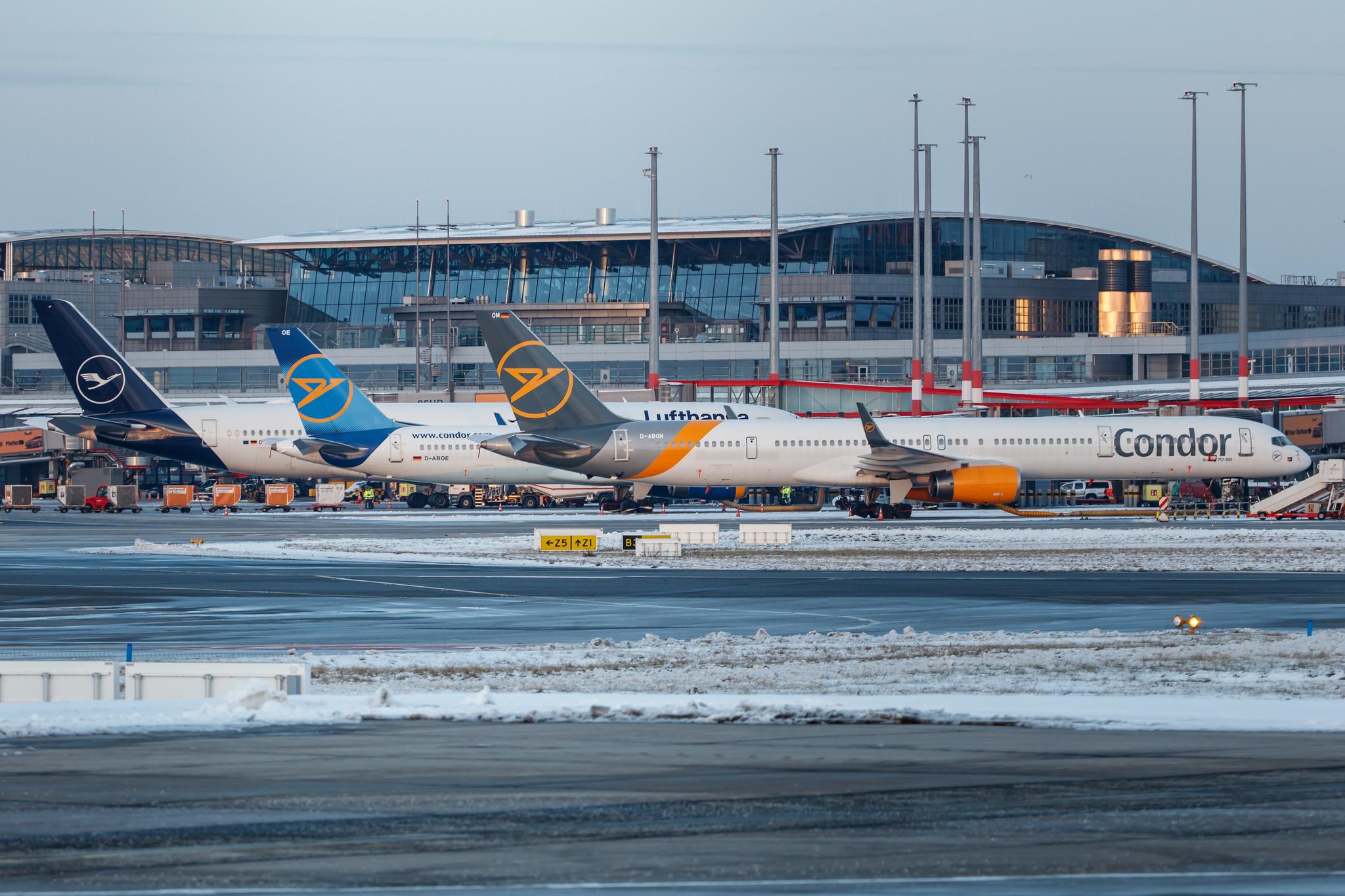 Hamburg Airport: Condor (DE / CFG) |  Boeing 757-330 B753 | D-ABOM | MSN 29022