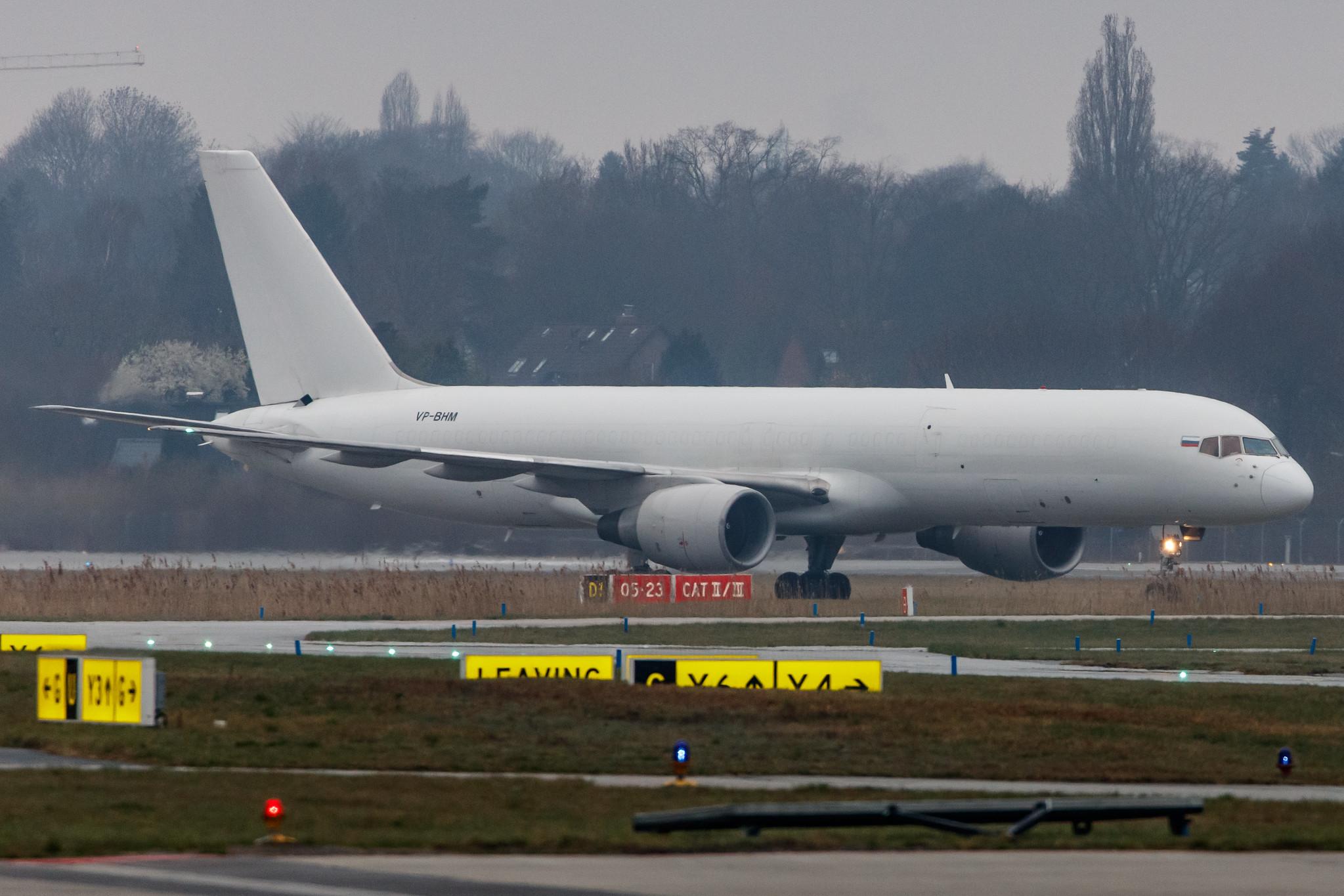 Hamburg Airport: E-Cargo Airlines (RF / ERF) |  Boeing 757-222(PCF) B752 | VP-BHM | MSN 25368