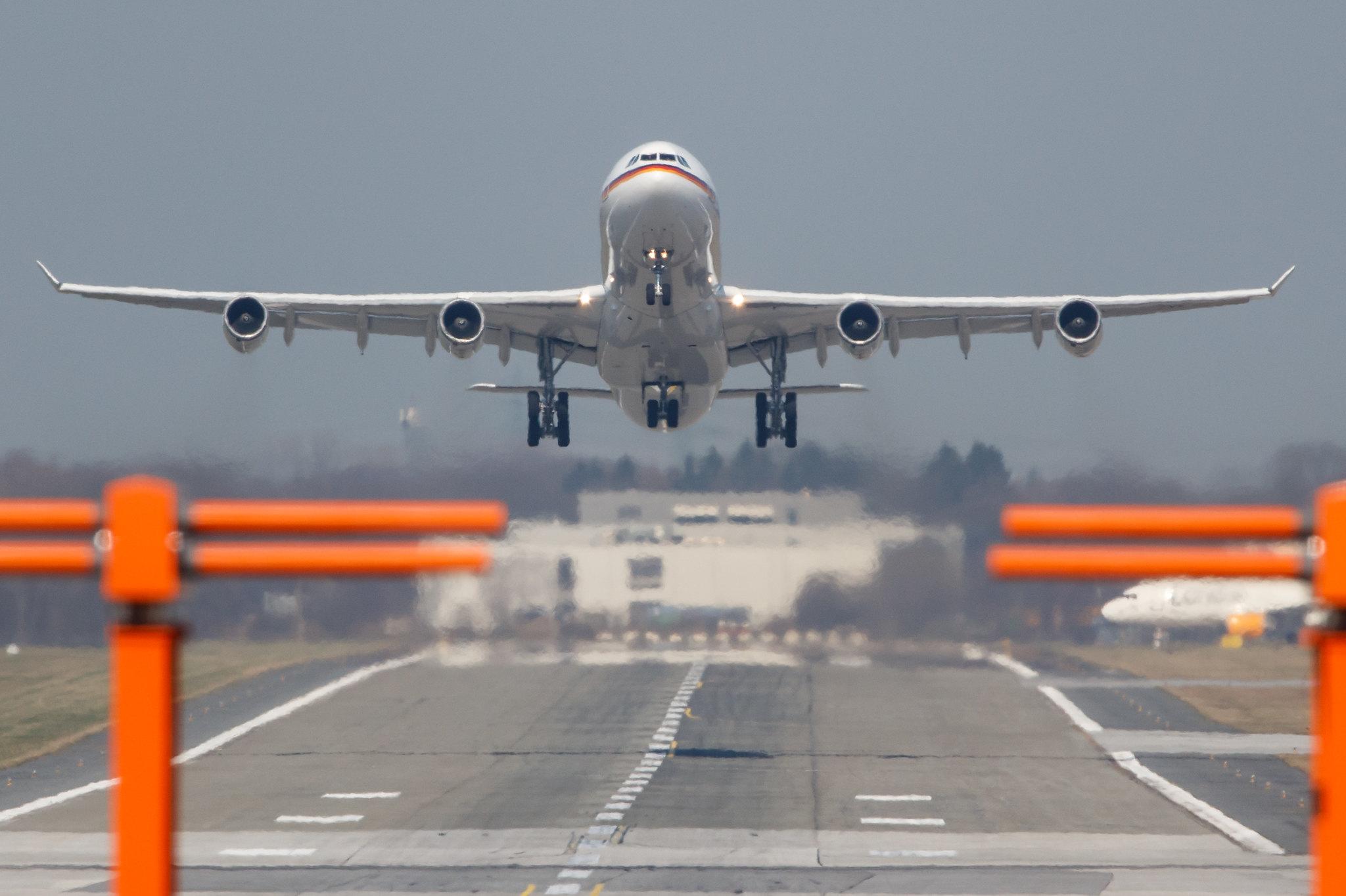 Hamburg Airport: German Air Force (/ GAF) | Airbus A340-313 A343 | 16+02 | MSN 355