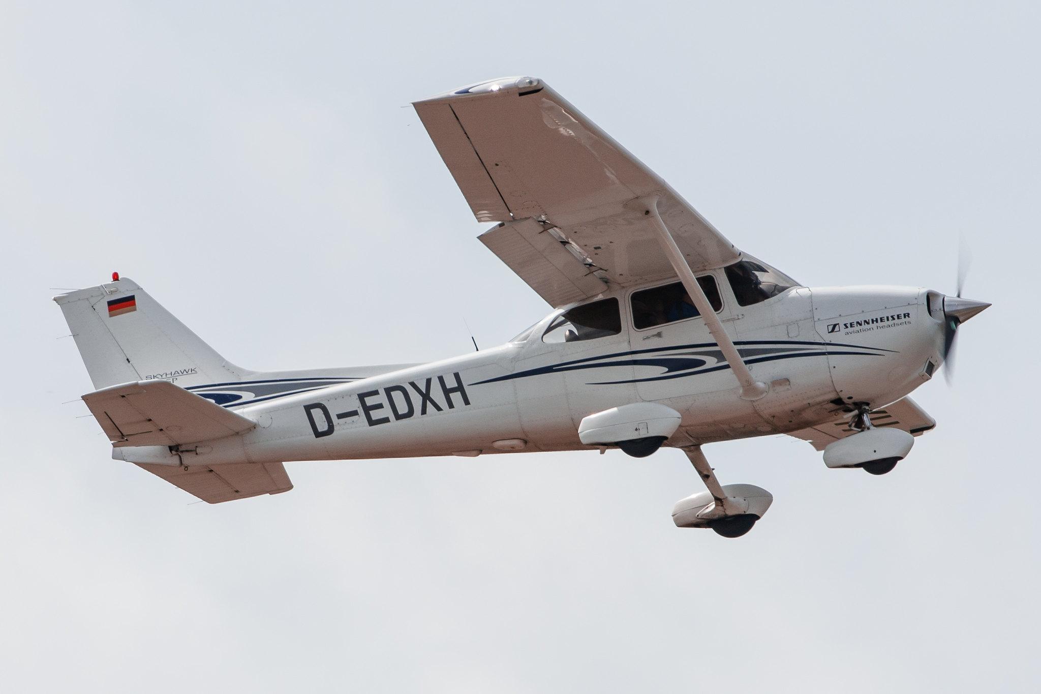 Hamburg Airport: Private owner |  Cessna 172S C172 | D-EDXH | MSN 172S9773