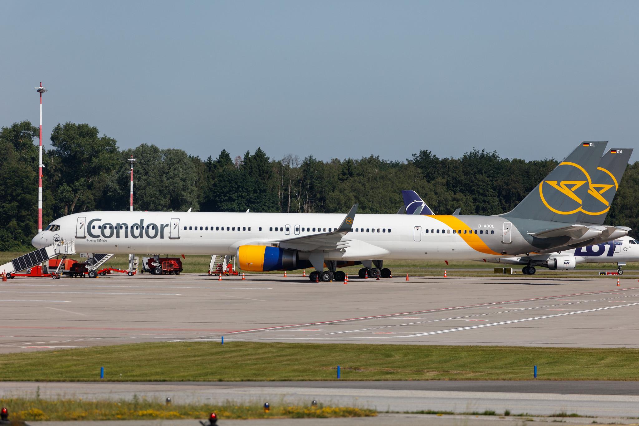 Hamburg Airport: Condor (DE / CFG) |  Boeing 757-330 B753 | D-ABOL | MSN 29021