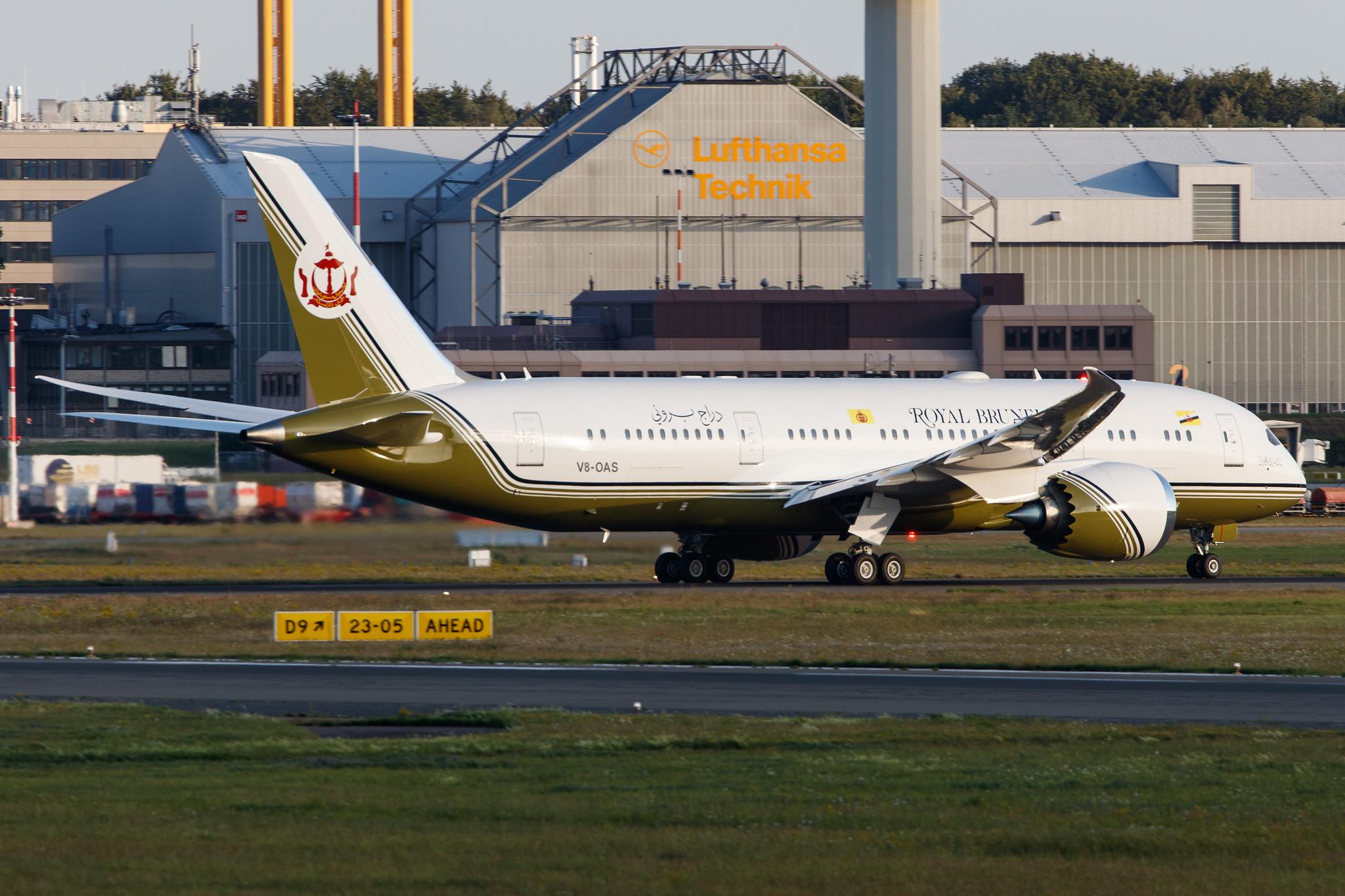 Hamburg Airport: Brunei Government |  Boeing 787-8 Dreamliner (BBJ) B788 | V8-OAS | MSN 44572