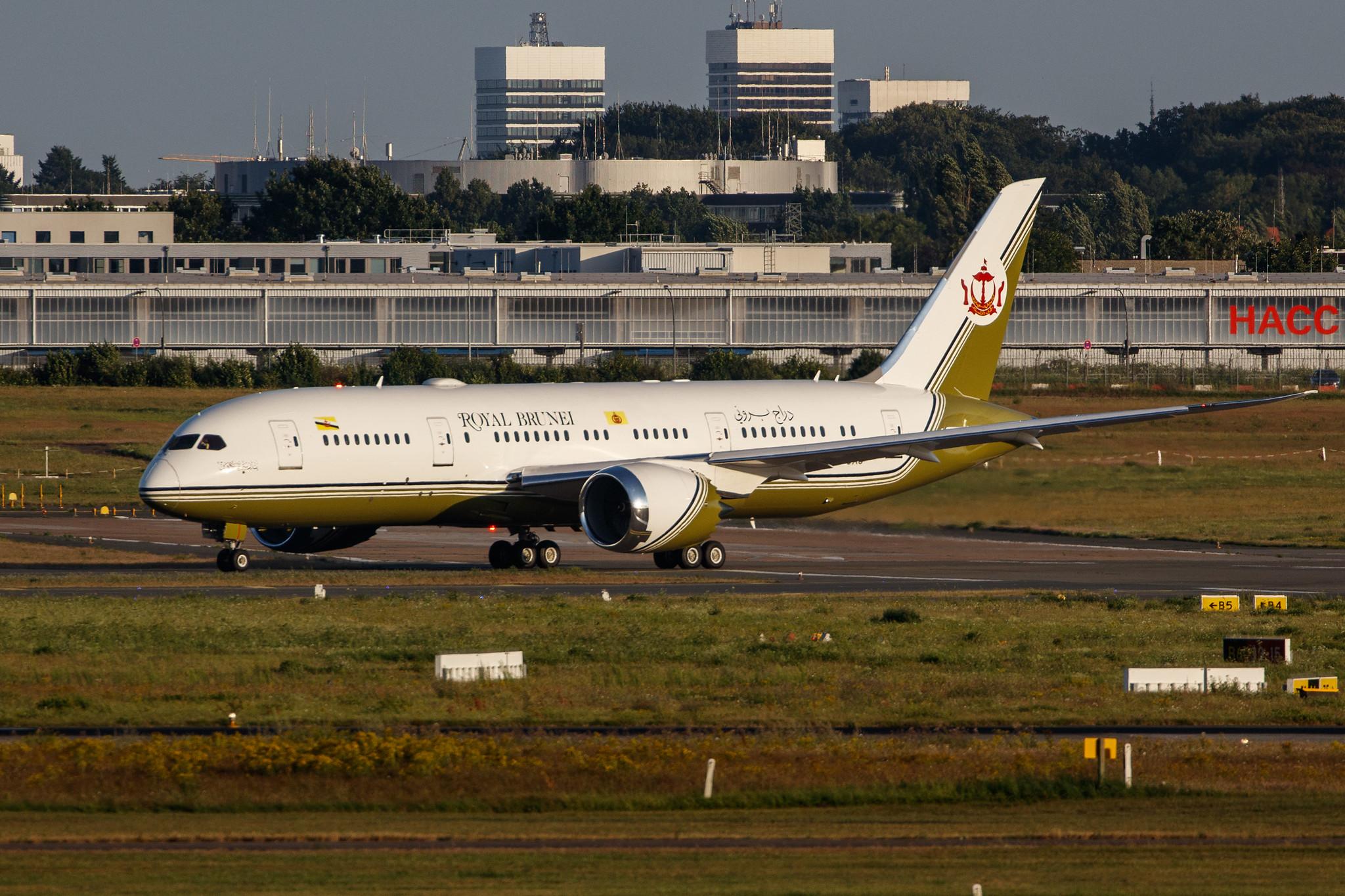 Hamburg Airport: Brunei Government |  Boeing 787-8 Dreamliner (BBJ) B788 | V8-OAS | MSN 44572