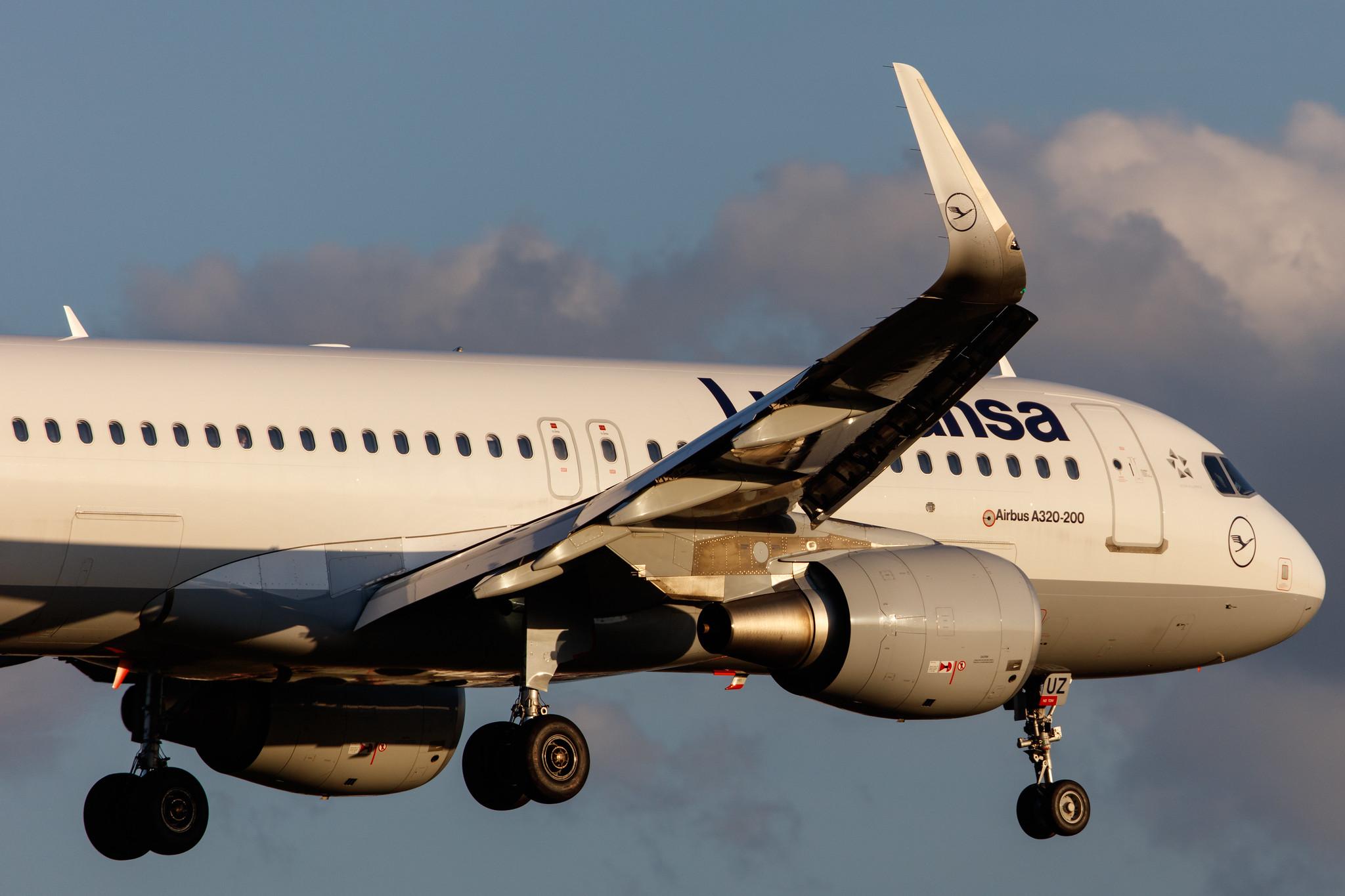 Hamburg Airport: Lufthansa (LH / DLH) |  Airbus A320-214 A320 | D-AIUZ | MSN 7625