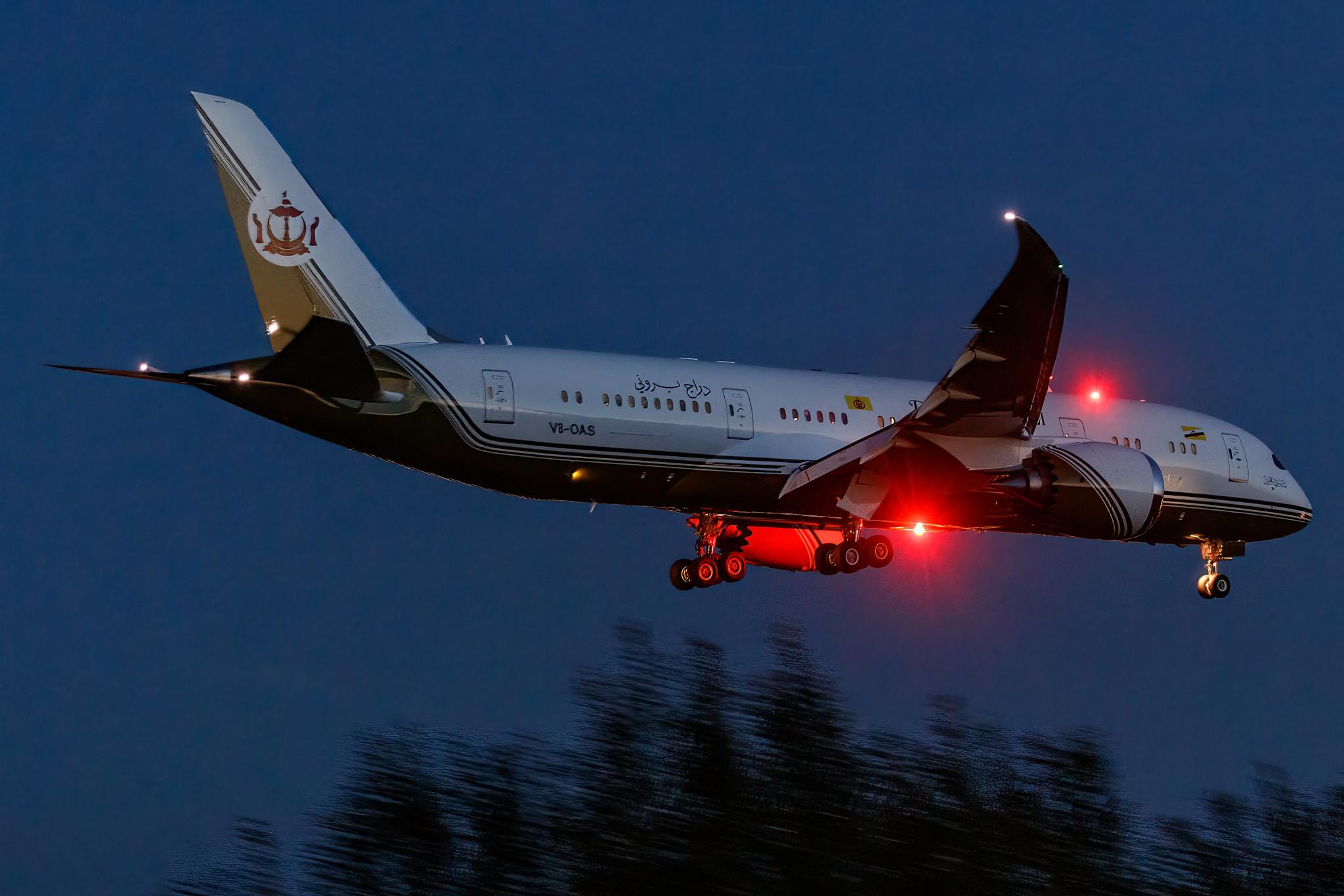 Hamburg Airport: Brunei Government |  Boeing 787-8 Dreamliner (BBJ) B788 | V8-OAS | MSN 44572