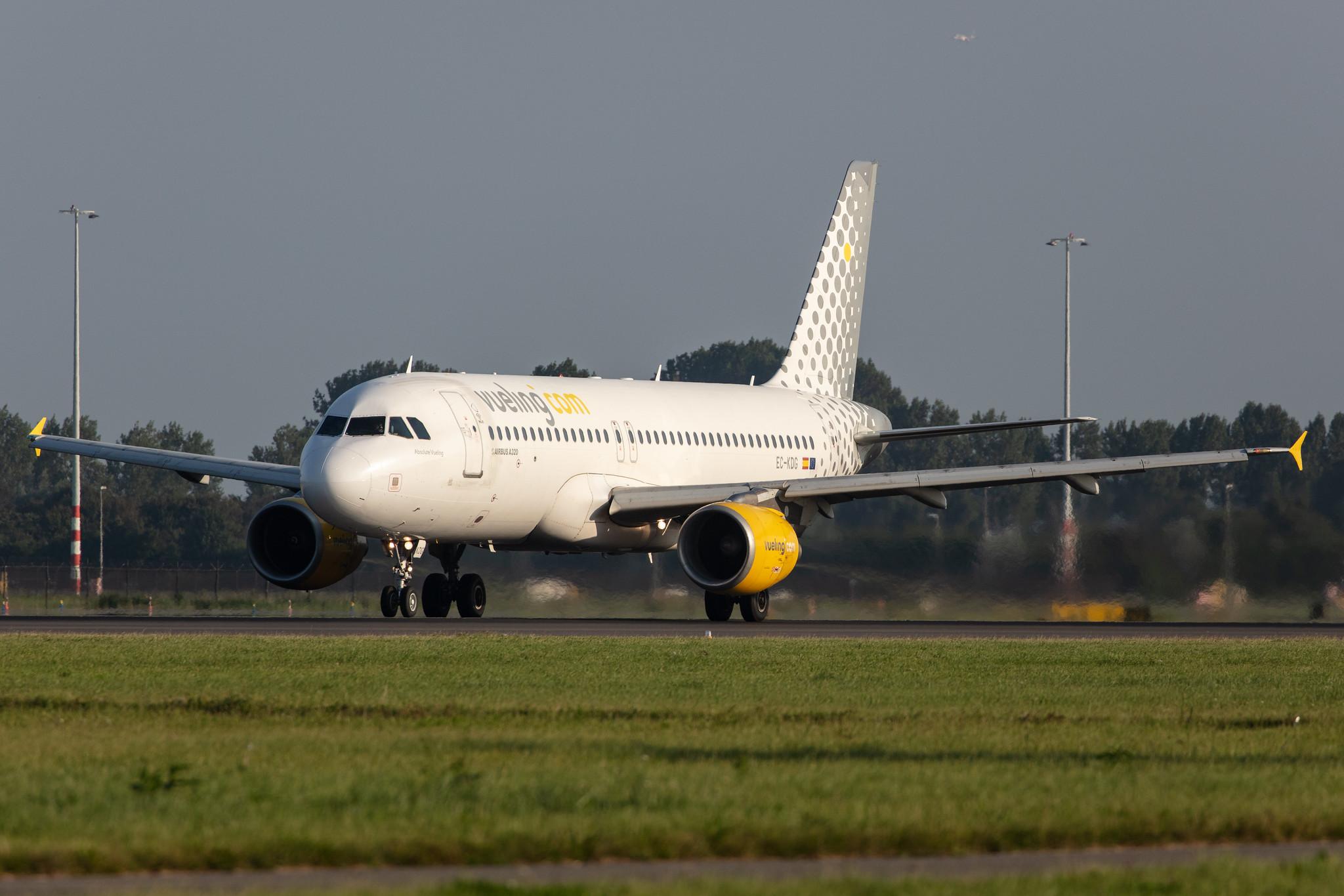 Amsterdam Schiphol: Vueling (VY / VLG) |  Airbus A320-214 A320 | EC-KDG | MSN 3095