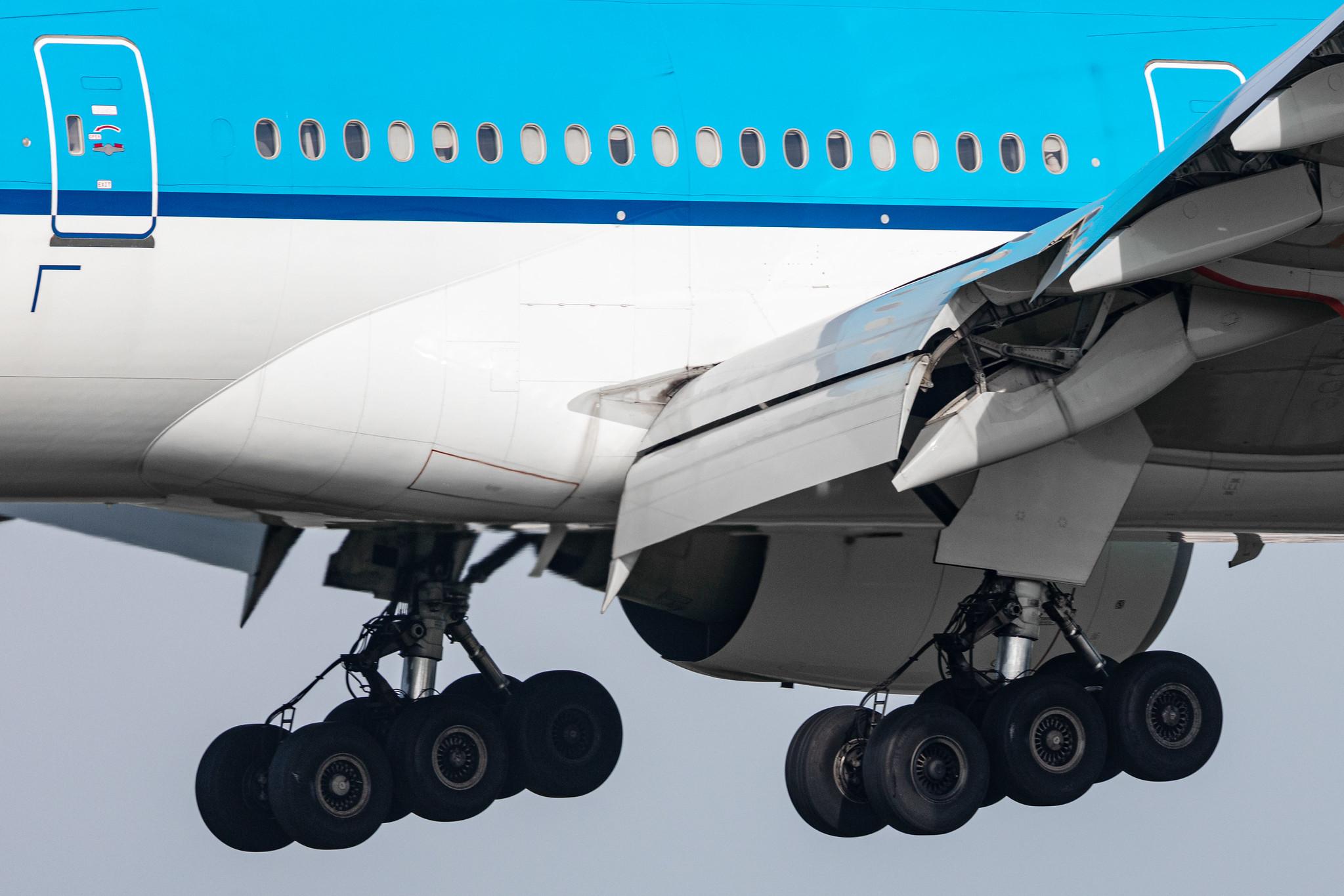 Amsterdam Schiphol: KLM (KL / KLM) |  Boeing 777-306(ER) B77W | PH-BVU | MSN 61702