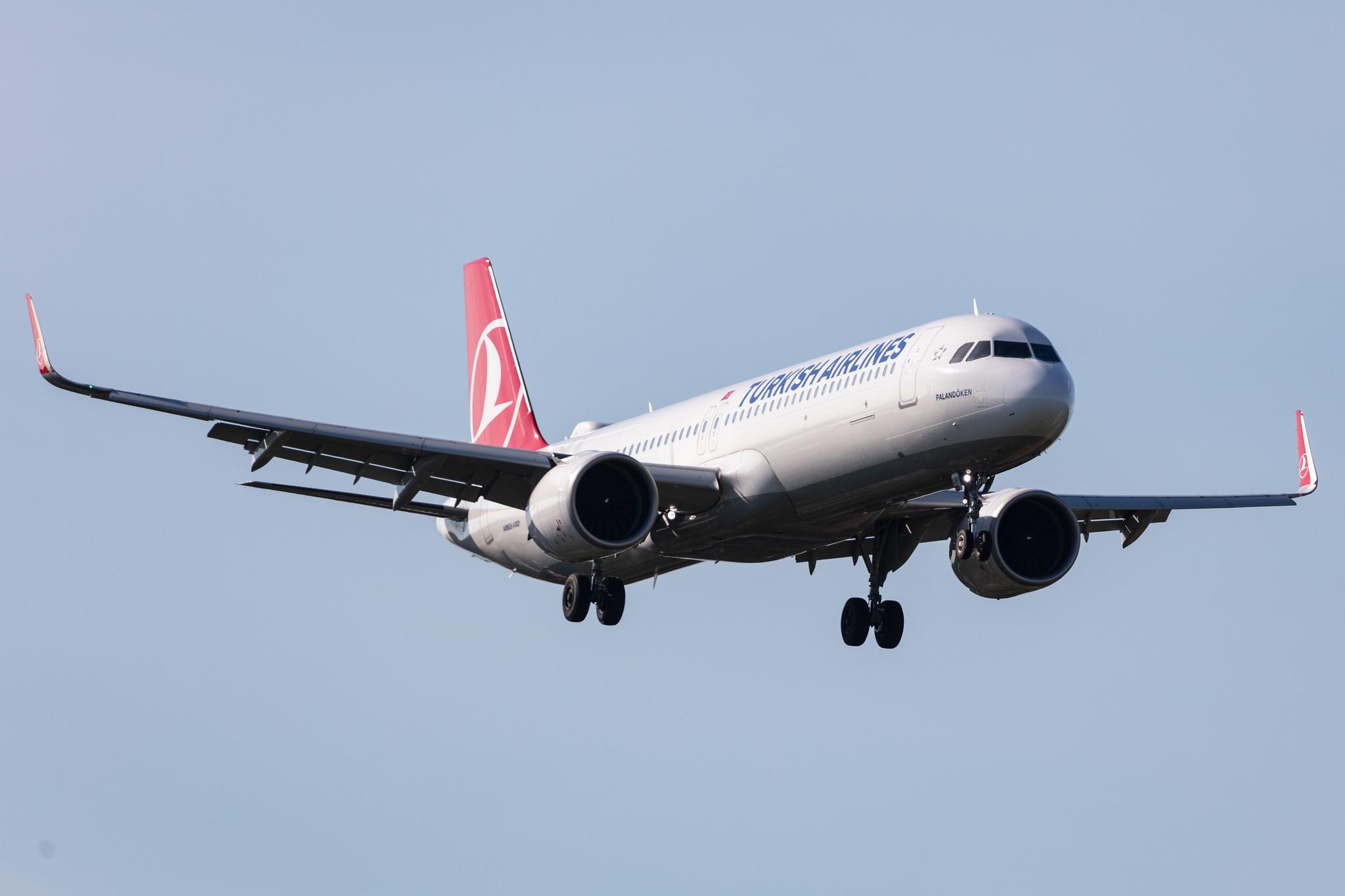 Hamburg Airport: Turkish Airlines (TK / THY) |  Airbus A321-271NX A21N | TC-LST | MSN 09326