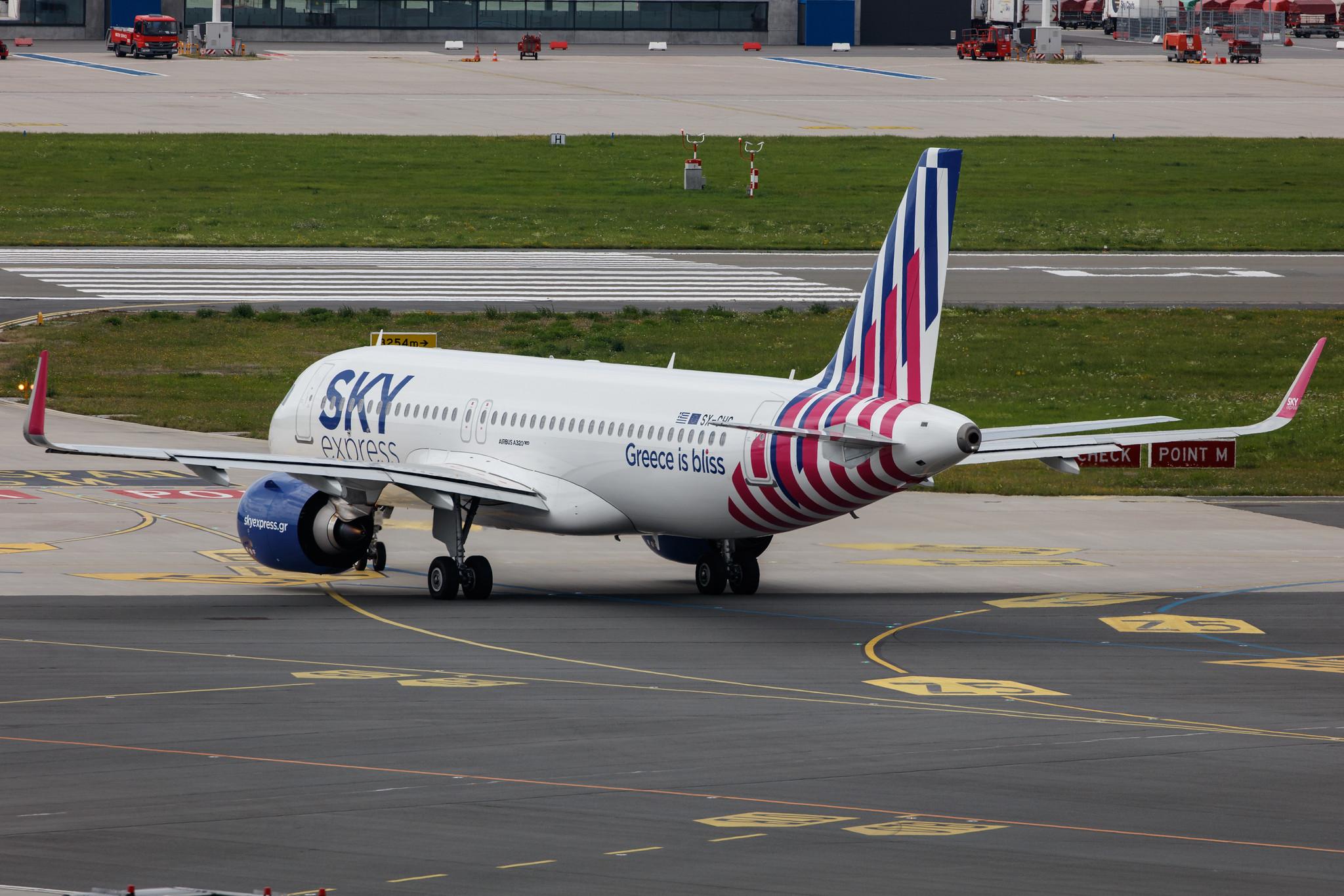 Hamburg Airport: Sky Express (GQ / SEH) |  Airbus A320-251N A20N | SX-CHG | MSN 10079