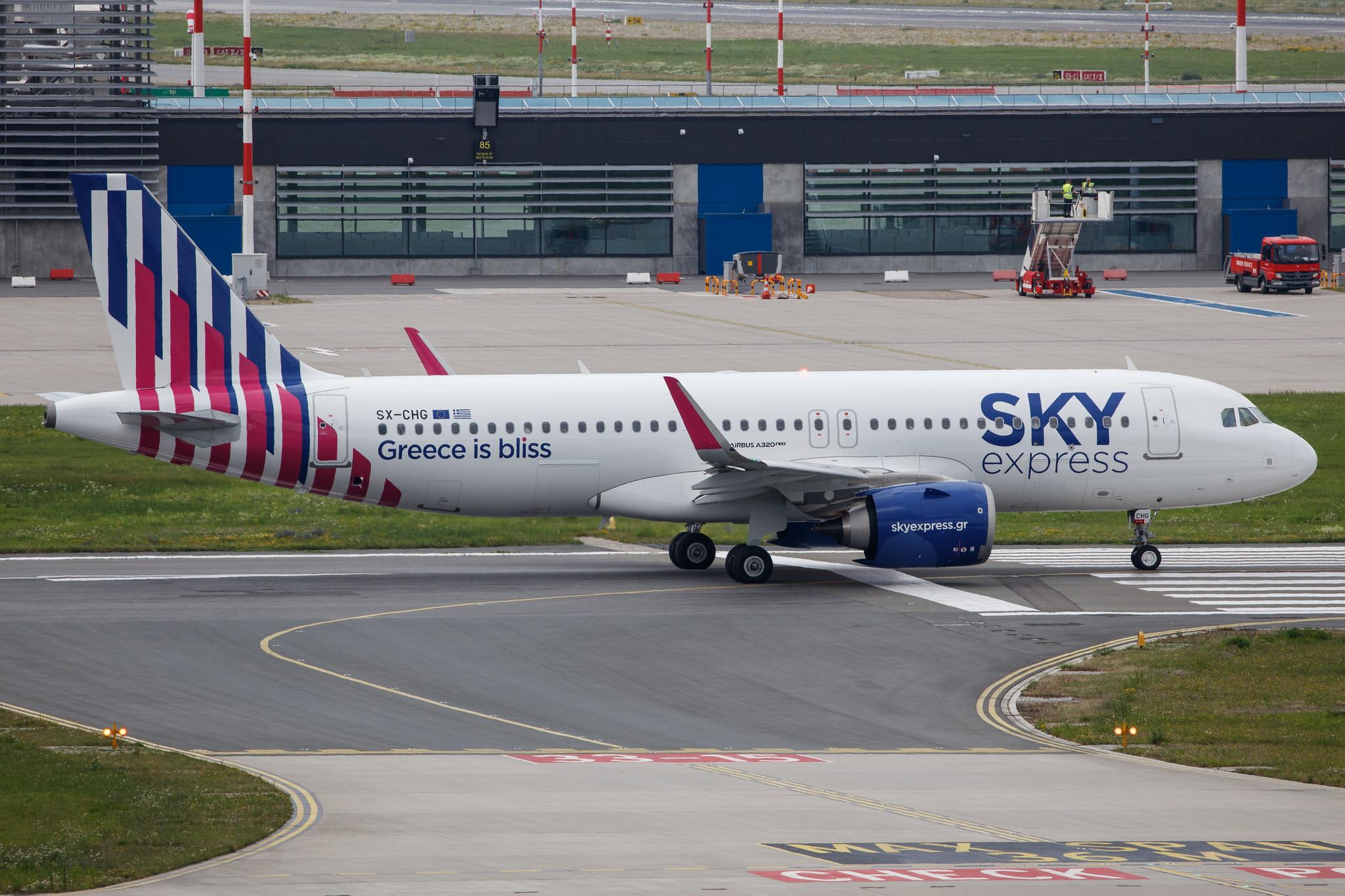 Hamburg Airport: Sky Express (GQ / SEH) |  Airbus A320-251N A20N | SX-CHG | MSN 10079
