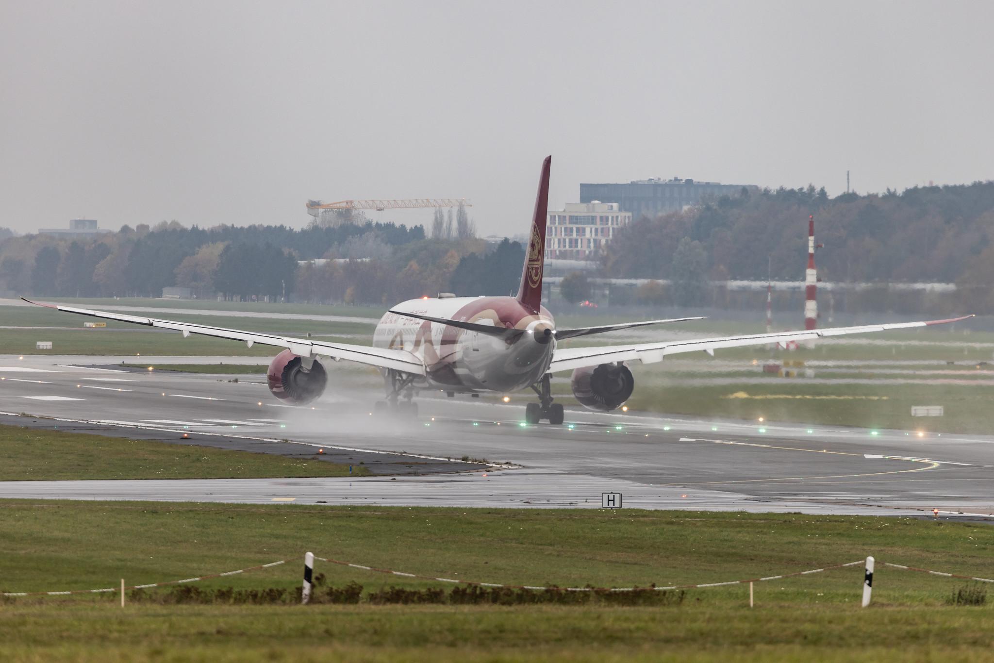 Hamburg Airport: Juneyao Air (HO / DKH) |  Livery: Chinese Silk Ribbon Livery |  Boeing 787-9 Dreamliner B789 | B-207N | MSN 64313