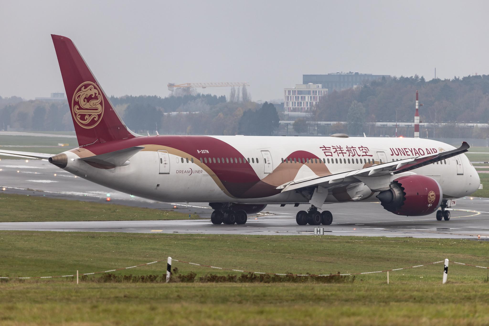 Hamburg Airport: Juneyao Air (HO / DKH) |  Livery: Chinese Silk Ribbon Livery |  Boeing 787-9 Dreamliner B789 | B-207N | MSN 64313