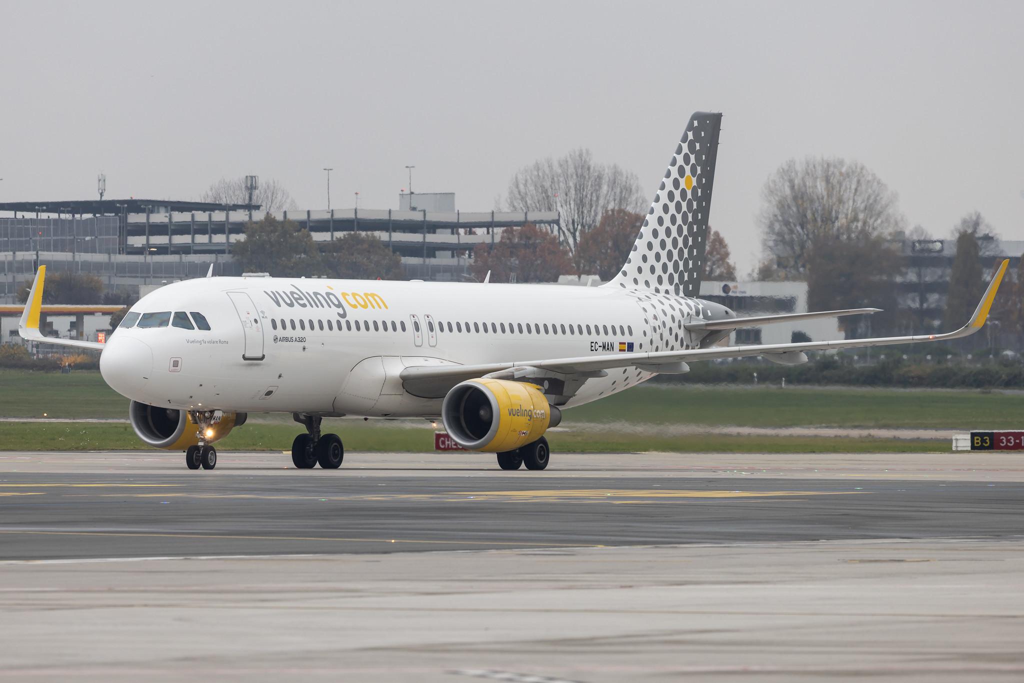Hamburg Airport: Vueling (VY / VLG) |  Airbus A320-214 A320 | EC-MAN | MSN 6079