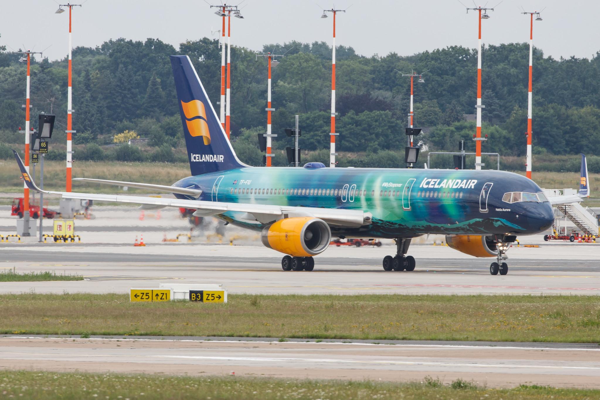 Hamburg Airport: Icelandair (FI / ICE) |  Livery: Aurora Borealis Livery |  Boeing 757-256 B752 | TF-FIU | MSN 26243