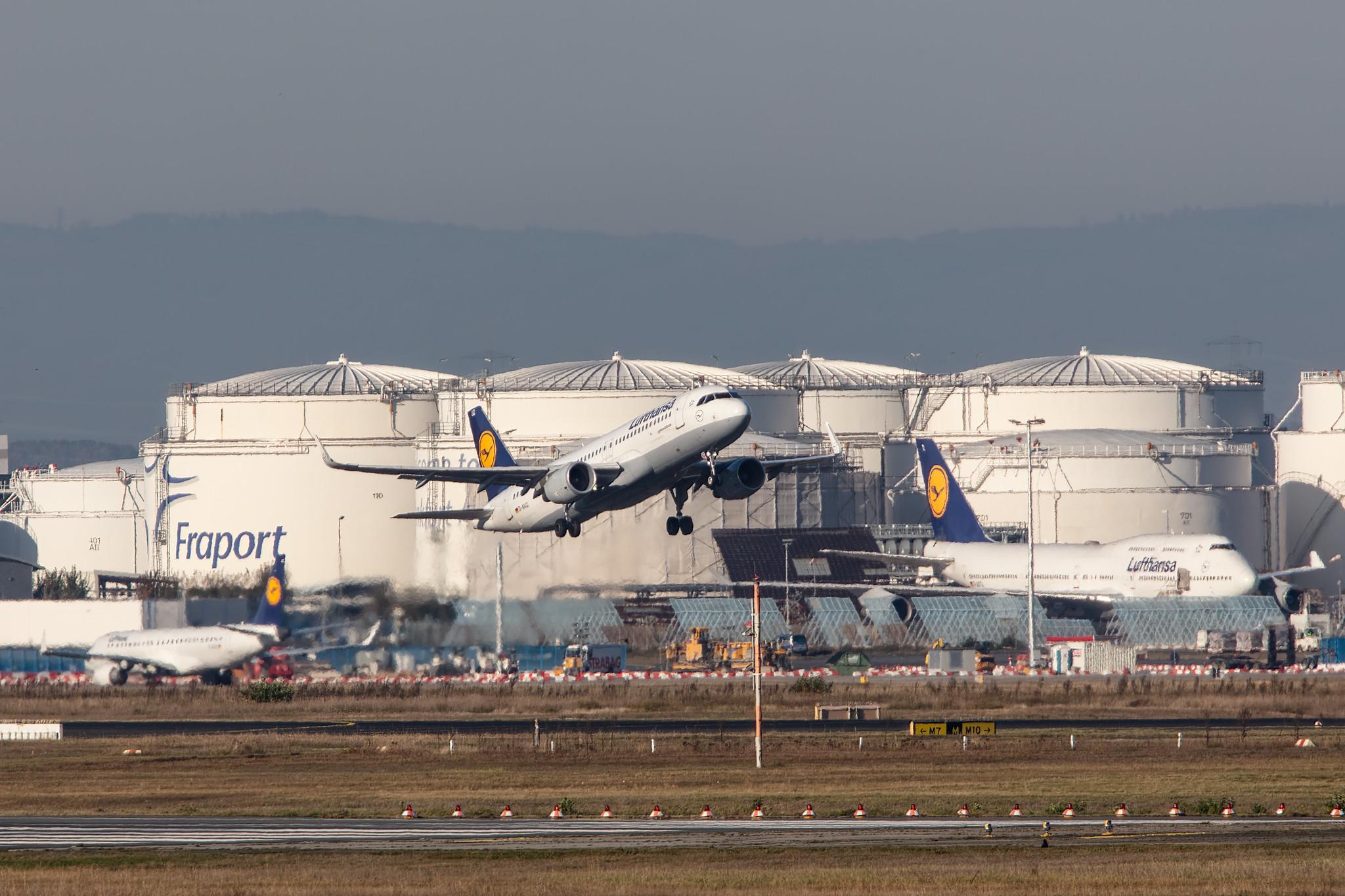 Frankfurt Airport: Lufthansa (LH / DLH) |  Airbus A320-214 A320 | D-AIUZ | MSN 7625