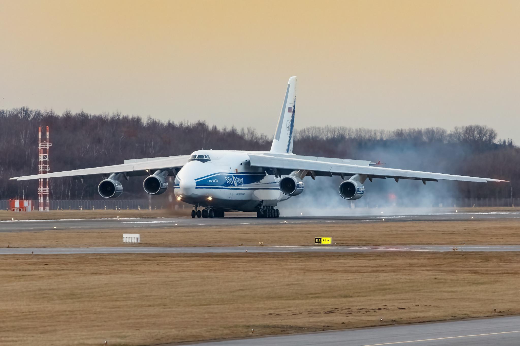 Hamburg Airport: Volga-Dnepr Airlines (VI / VDA) |  Antonov An-124-100 Ruslan A124 | RA-82046 | MSN 9773052255117