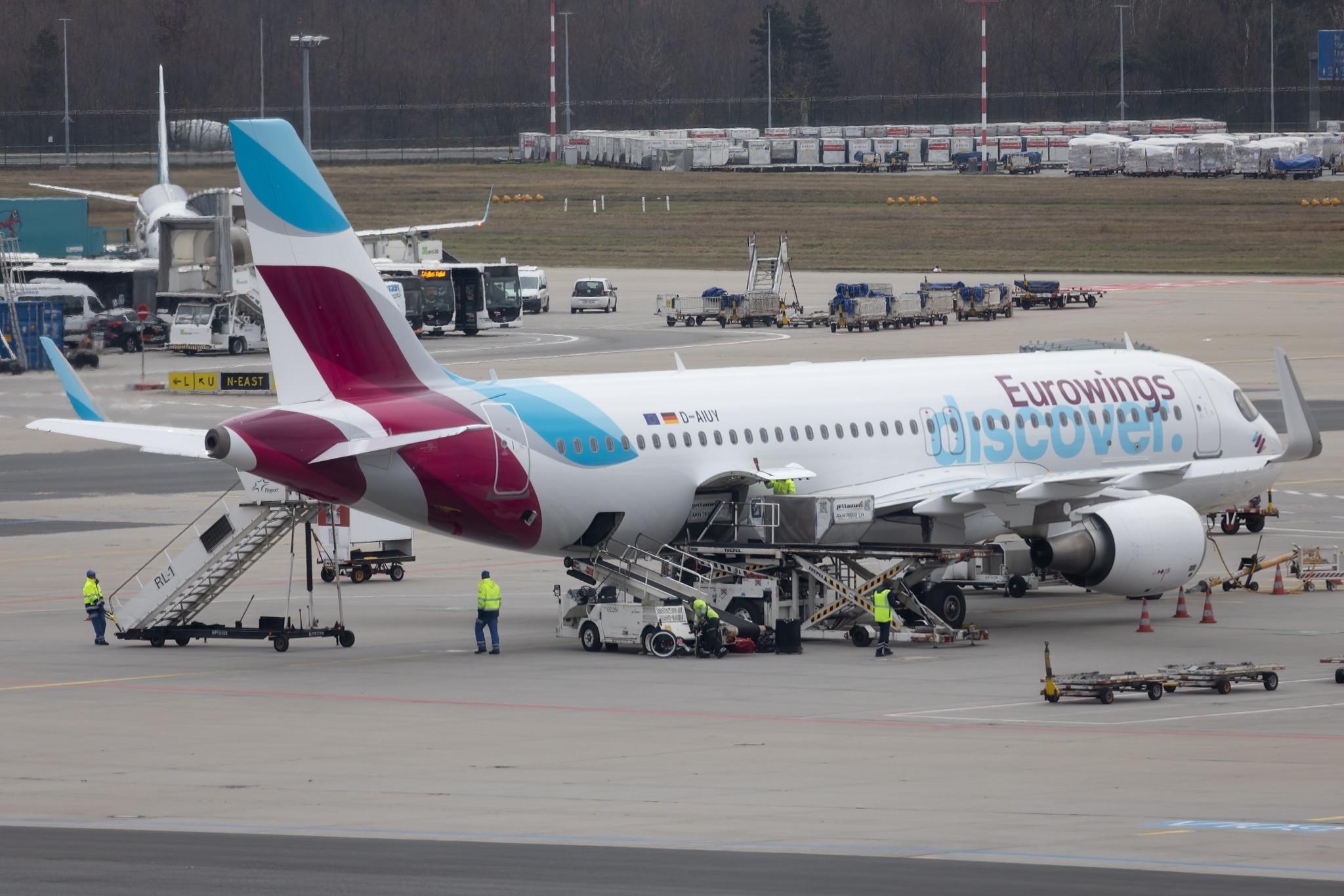 Frankfurt Airport: Eurowings Discover (4Y / OCN) |  Airbus A320-214 A320 | D-AIUY | MSN 7355