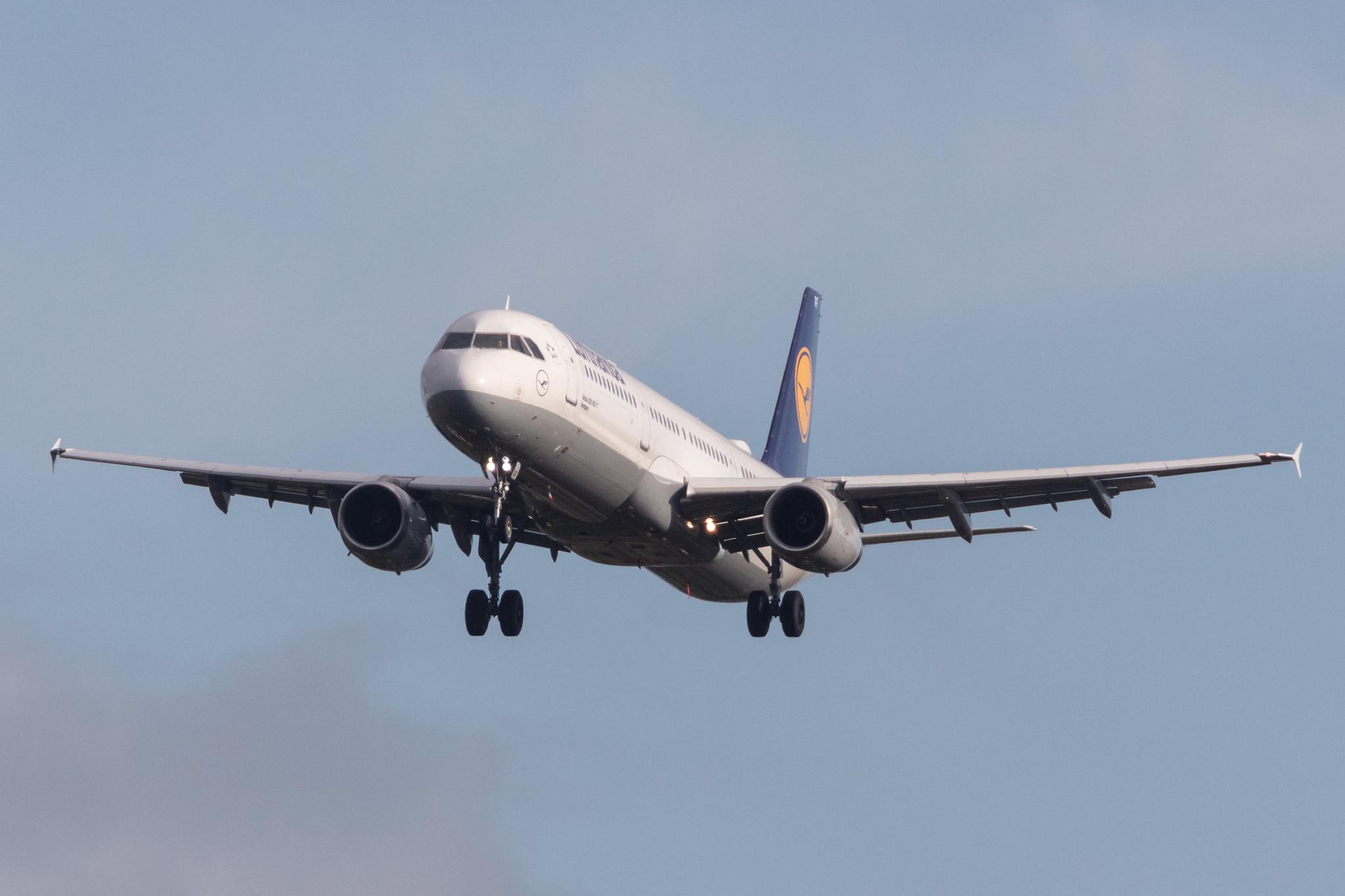 Hamburg Airport: Lufthansa (LH / DLH) |  Airbus A321-131 A321 | D-AIRF | MSN 0493