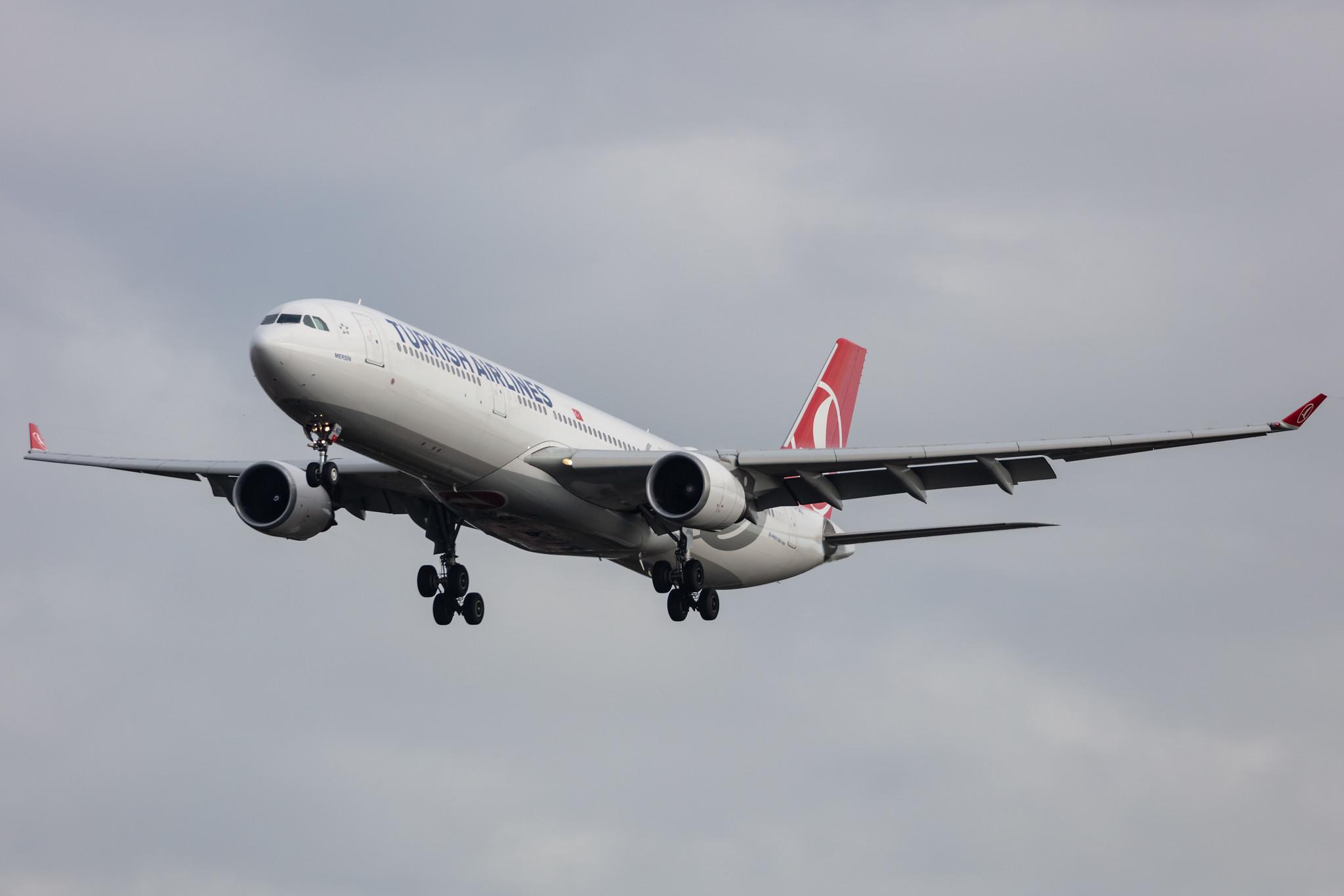 Hamburg Airport: Turkish Airlines (TK / THY) |  Airbus A330-303 A333 | TC-LNG | MSN 1718