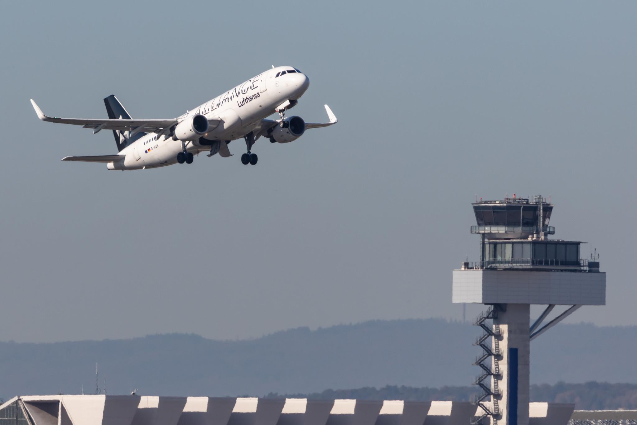 Frankfurt Airport: Lufthansa (LH / DLH) |  Livery: Star Alliance Livery |  Airbus A320-214 A320 | D-AIZN | MSN 5425