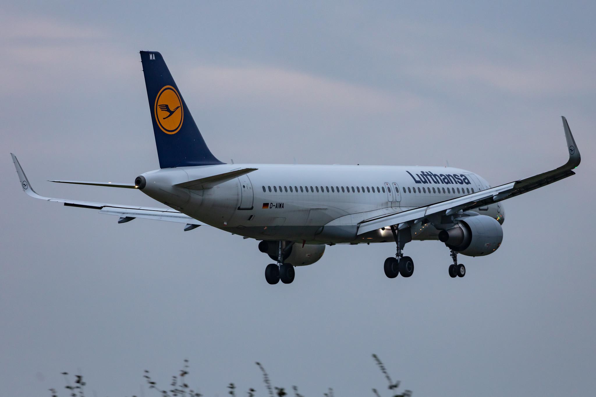 Hamburg Airport: Lufthansa (LH / DLH) |  Airbus A320-214 A320 | D-AIWA | MSN 7681