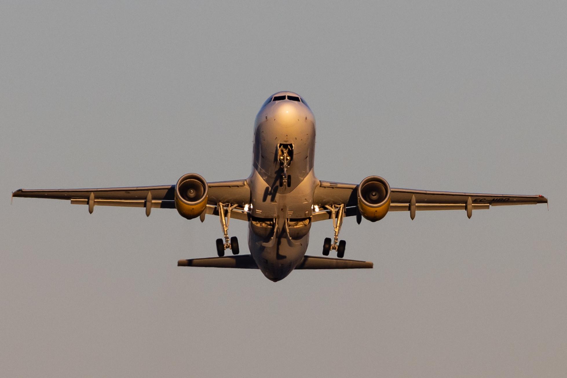 Hamburg Airport: Vueling (VY / VLG) |  Airbus A320-214 A320 | EC-MBD | MSN 3444