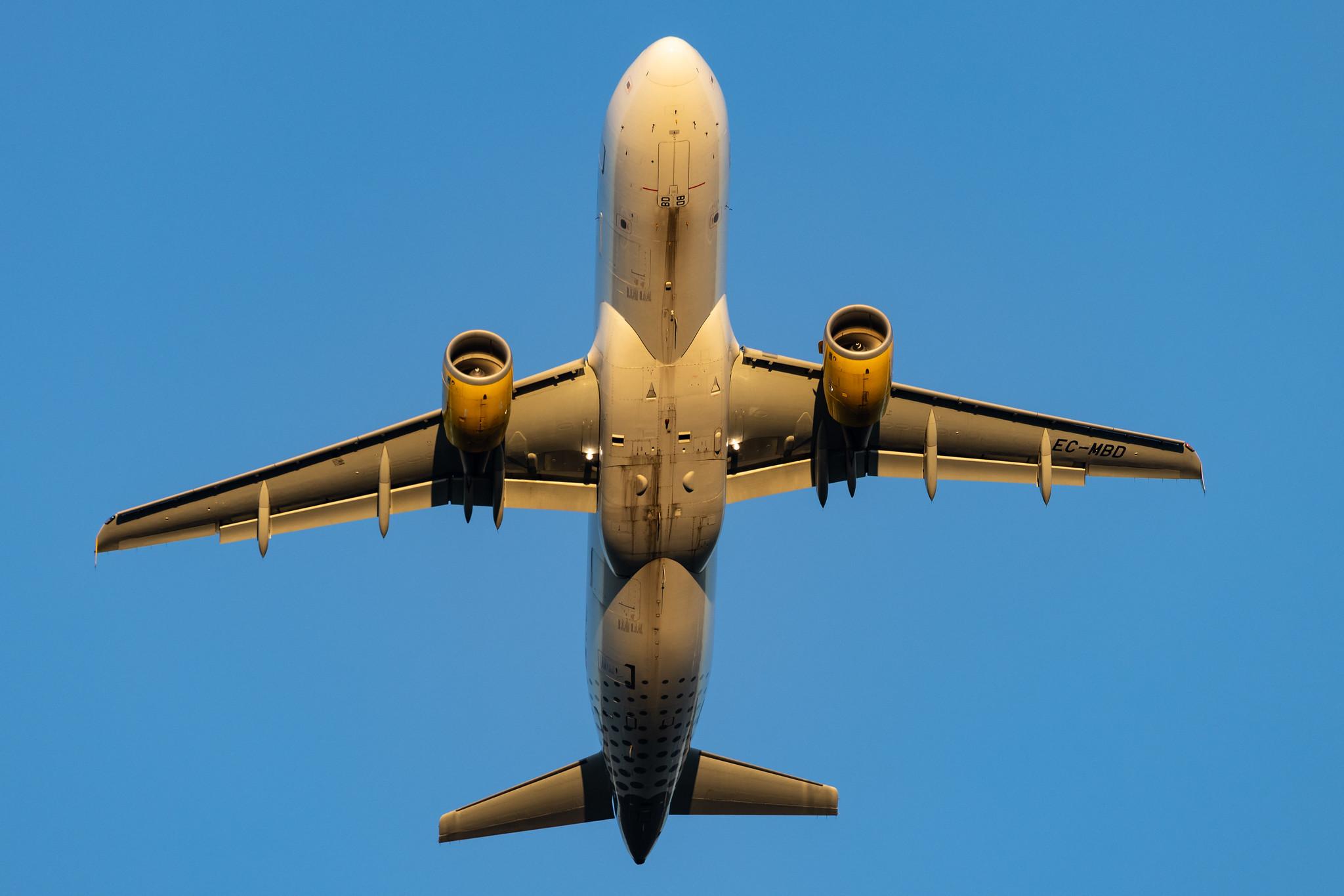 Hamburg Airport: Vueling (VY / VLG) |  Airbus A320-214 A320 | EC-MBD | MSN 3444
