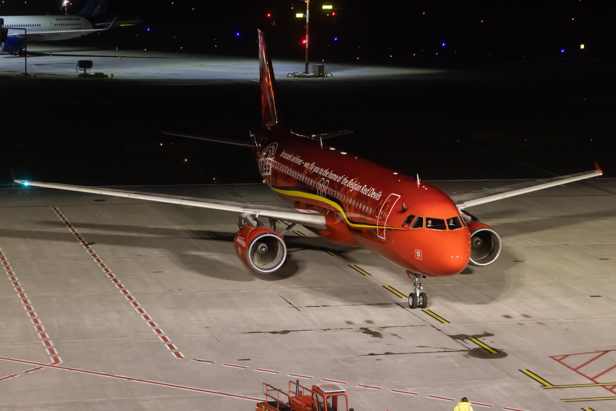 Hamburg Airport: Brussels Airlines (SN / BEL) |  Livery: Red Devils Livery |  Airbus A320-214 A320 | OO-SNA | MSN 1441