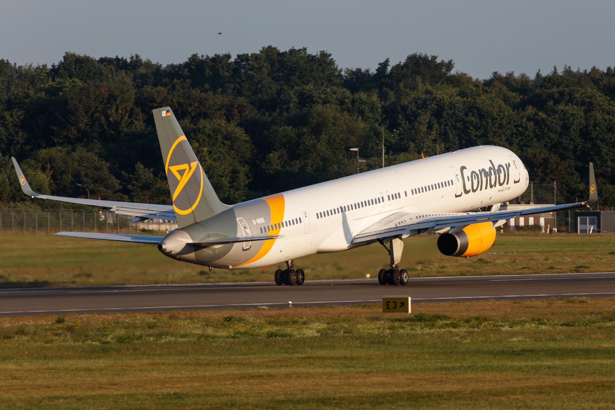 Hamburg Airport: Condor (DE / CFG) |  Boeing 757-330 B753 | D-ABOK | MSN 29020