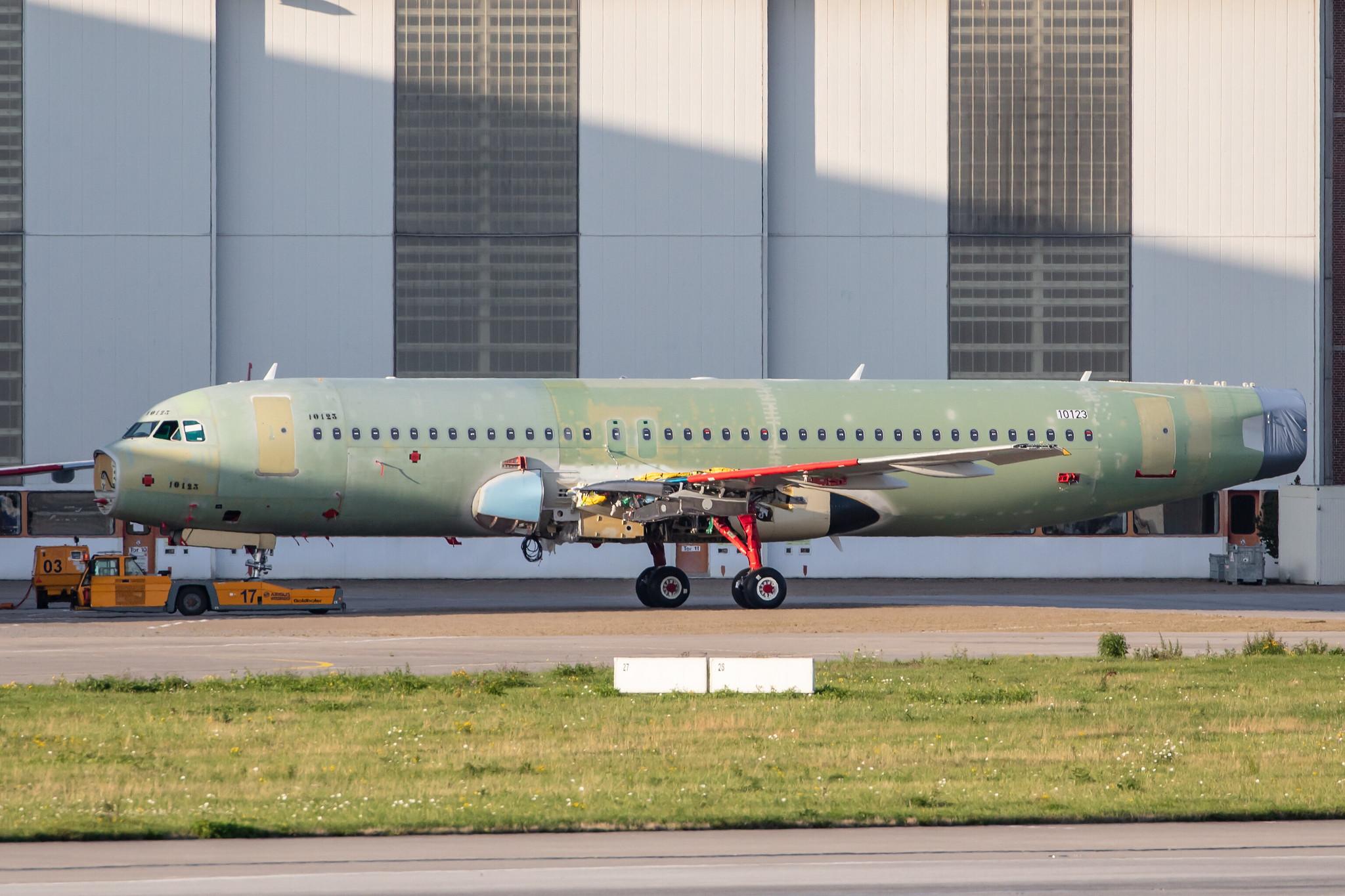 Hamburg Finkenwerder: Sky Airline (H2 / SKU) |  Airbus A320-251N A20N | D-AVVL (CC-DBH) | MSN 10123