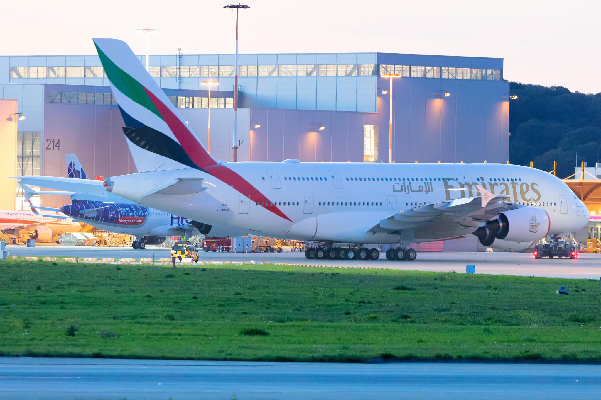 Hamburg Finkenwerder: Emirates (EK / UAE) |  Airbus A380-842 A388 | F-WWSH (A6-EVM) | MSN 264