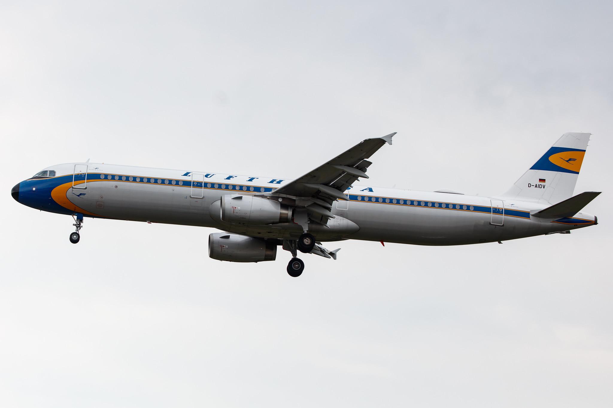 Hamburg Airport: Lufthansa (LH / DLH) |  Livery: Retro livery |  Airbus A321-231 A321 | D-AIDV | MSN 5413