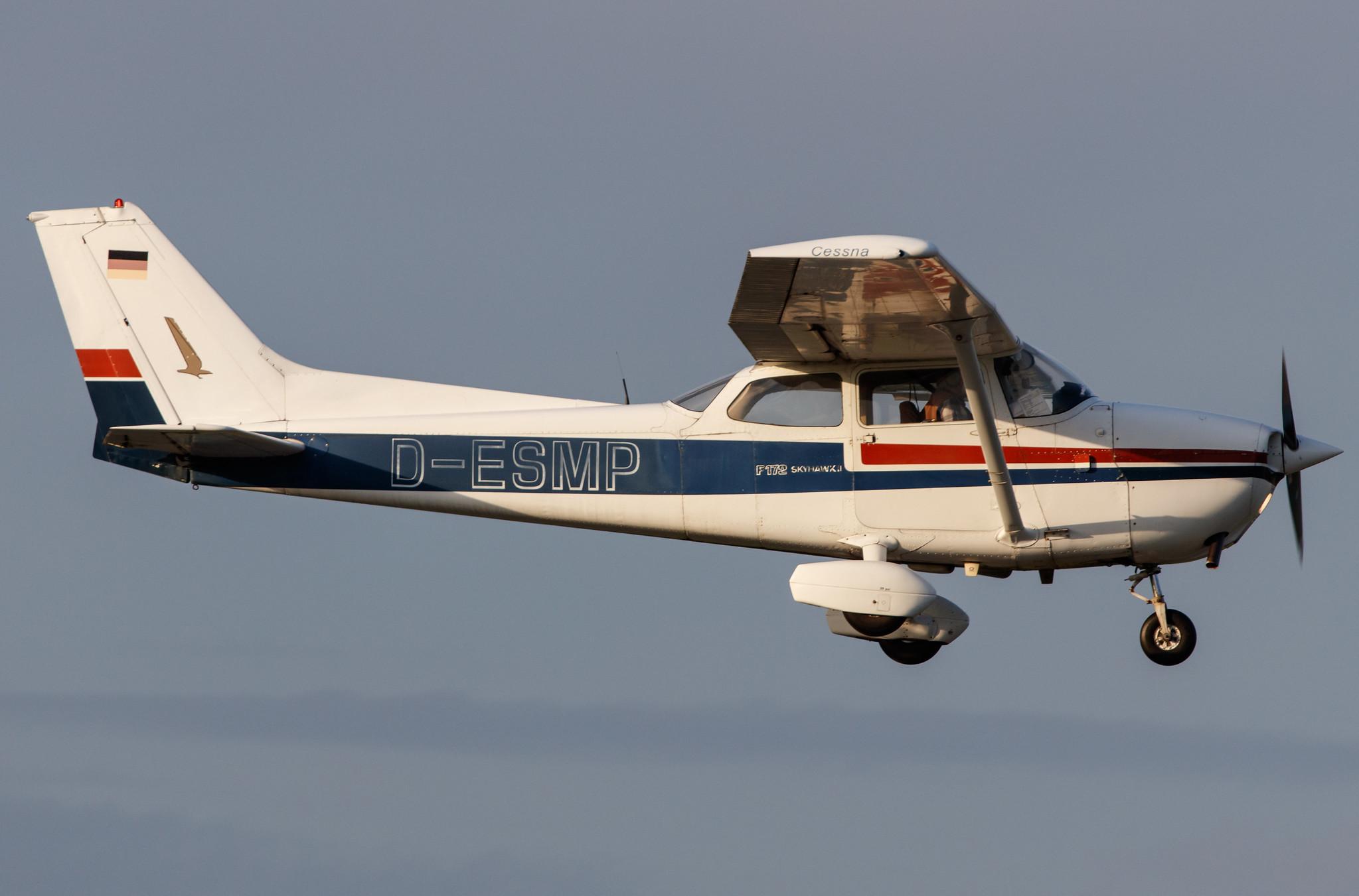 Hamburg Airport: Private owner (C172) |  Reims F172N Skyhawk 100 | D-ESMP | MSN F17201633