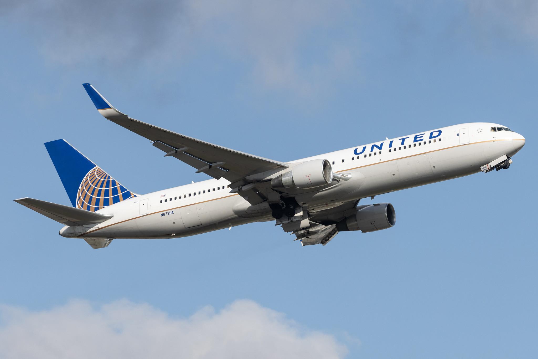 London Heathrow: United Airlines (UA / UAL) |  Boeing 767-322(ER) B763 | N672UA | MSN 30027