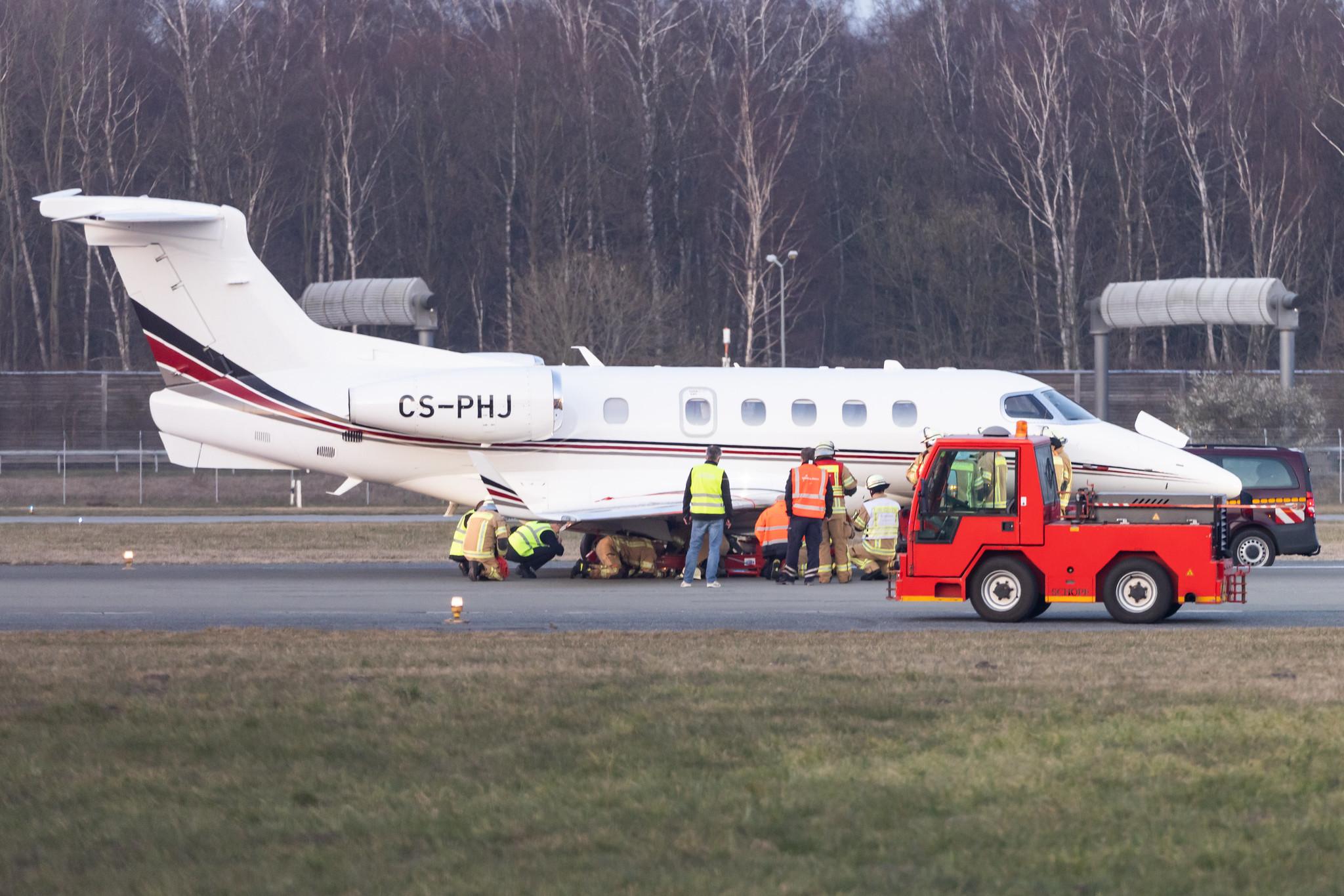 Hamburg Airport: NetJets Europe (/ NJE) |  Embraer Phenom 300 E55P | CS-PHJ | MSN 50500336
