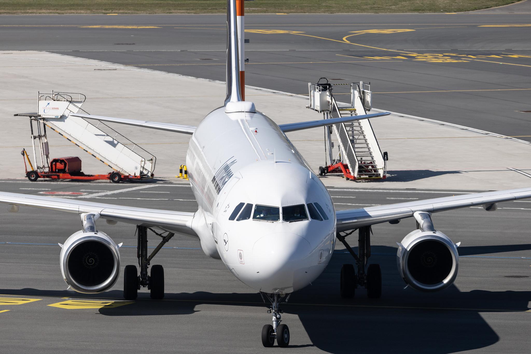 Hamburg Airport: Lufthansa (LH / DLH) |  Airbus A321-131 A321 | D-AIRK | MSN 0502