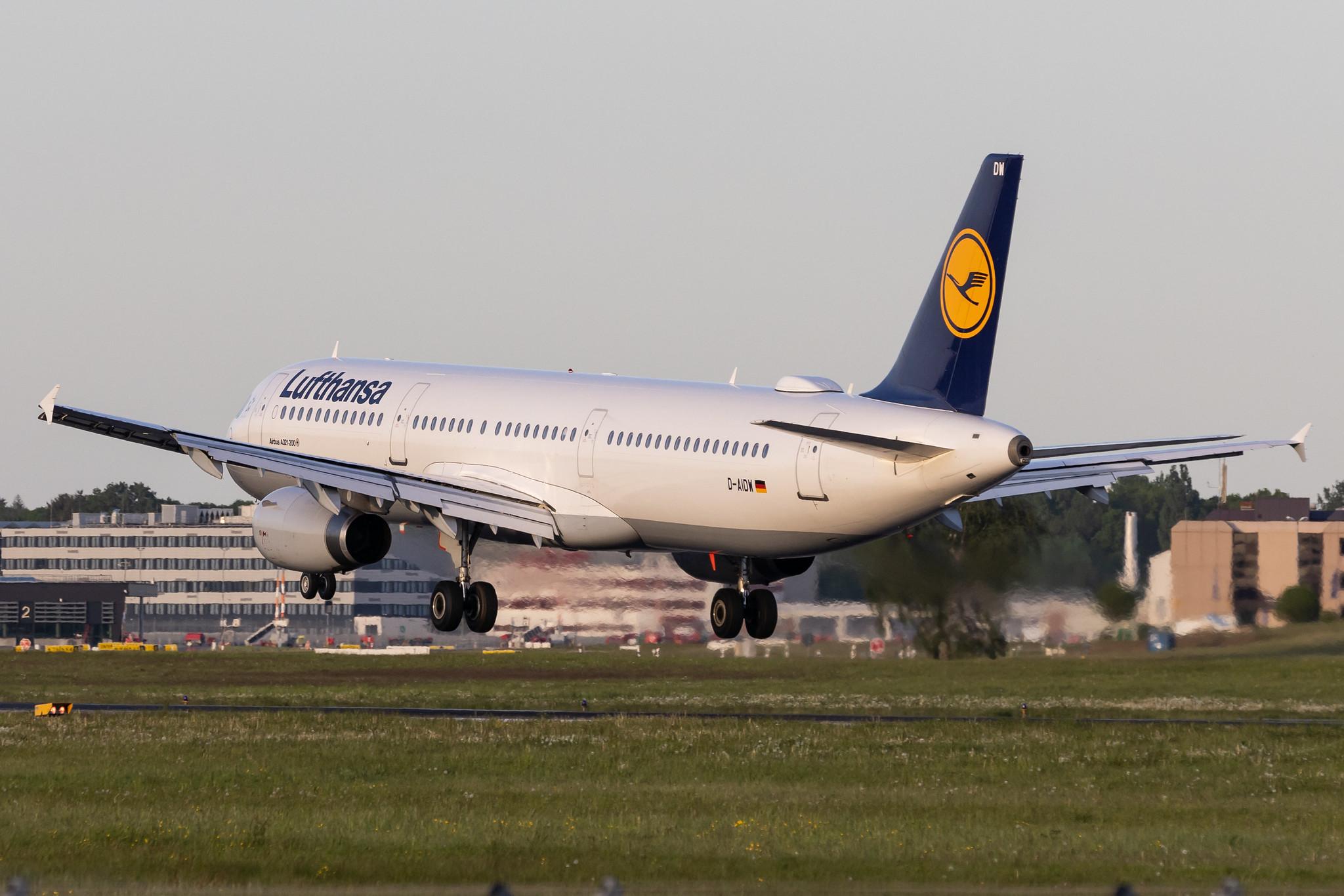 Hamburg Airport: Lufthansa (LH / DLH) |  Airbus A321-231 A321 | D-AIDW | MSN 6415