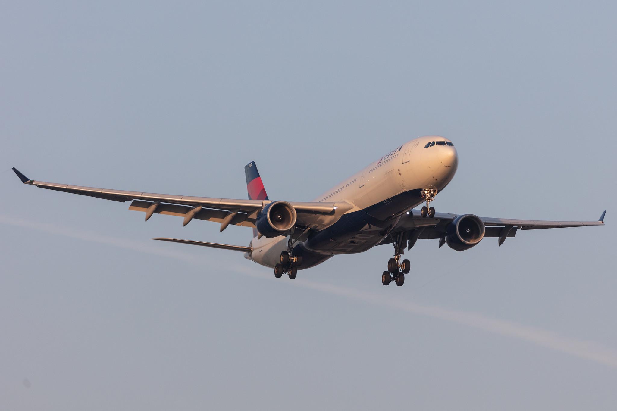 Amsterdam Schiphol: Delta Air Lines (DL / DAL) |  Airbus A330-323 A333 | N820NW | MSN 0859