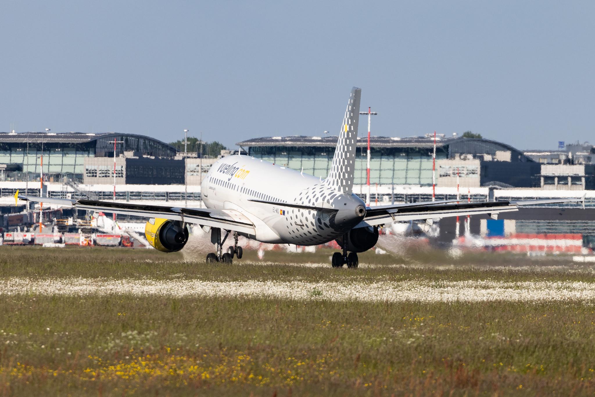 Hamburg Airport: Vueling (VY / VLG) |  Airbus A319-112 A319 | EC-MIQ | MSN 03169