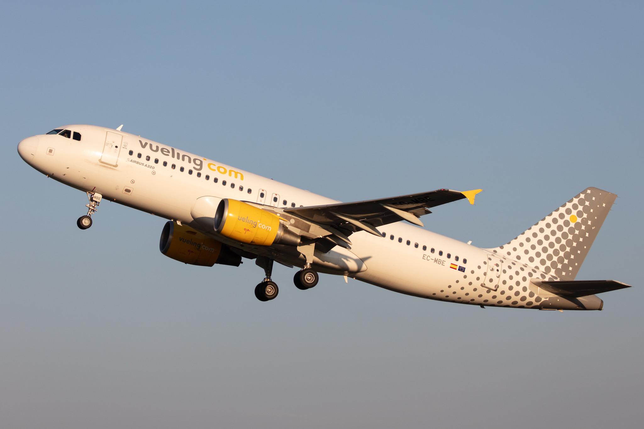 Amsterdam Schiphol: Vueling (VY / VLG) |  Airbus A320-214 A320 | EC-MBE | MSN 3476