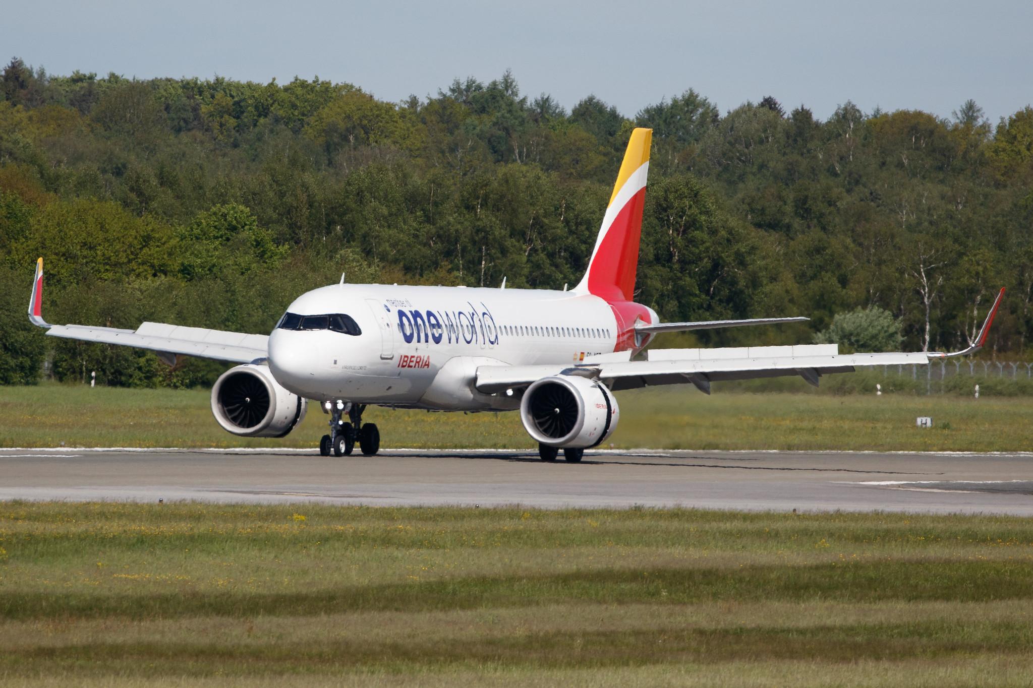 Hamburg Airport: Iberia (IB / IBE) |  Livery: Oneworld Livery |  Airbus A320-251N A20N | EC-NFZ | MSN 10002