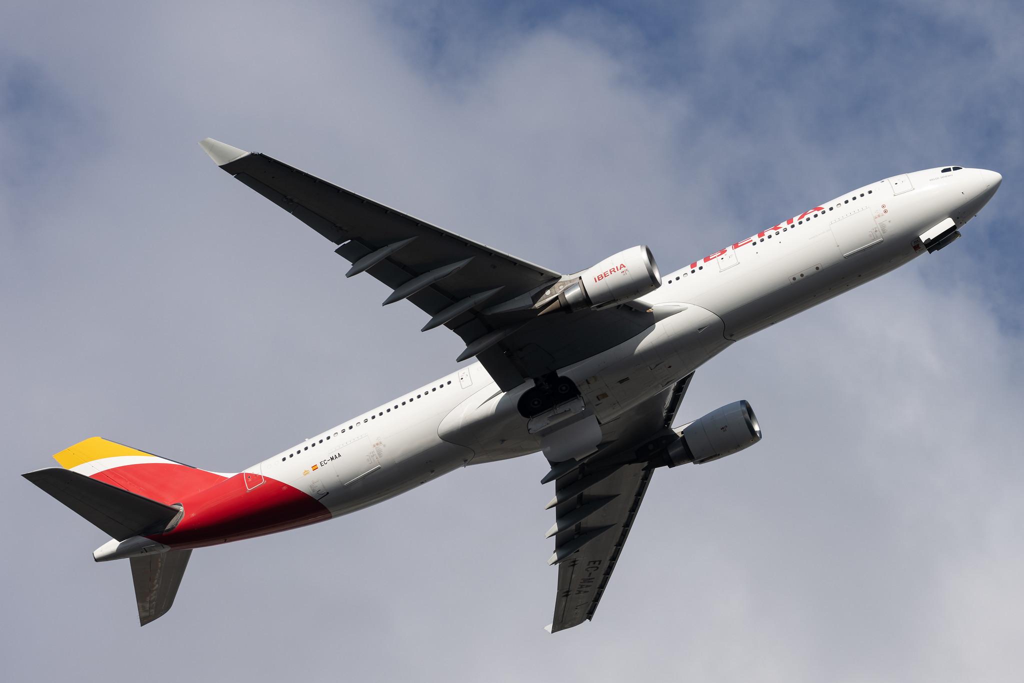 London Heathrow: Iberia (IB / IBE) |  Airbus A330-302 A333 | EC-MAA | MSN 1515