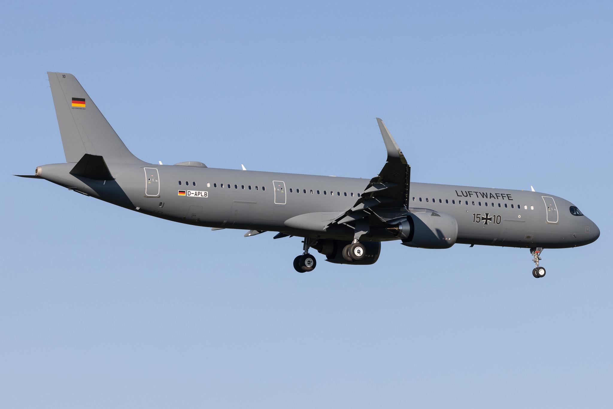 Hamburg Airport: German Air Force (/ GAF) | Operator: Lufthansa Technik | Airbus A321-251NX A21N | D-APLB | 15+10 | MSN 10613