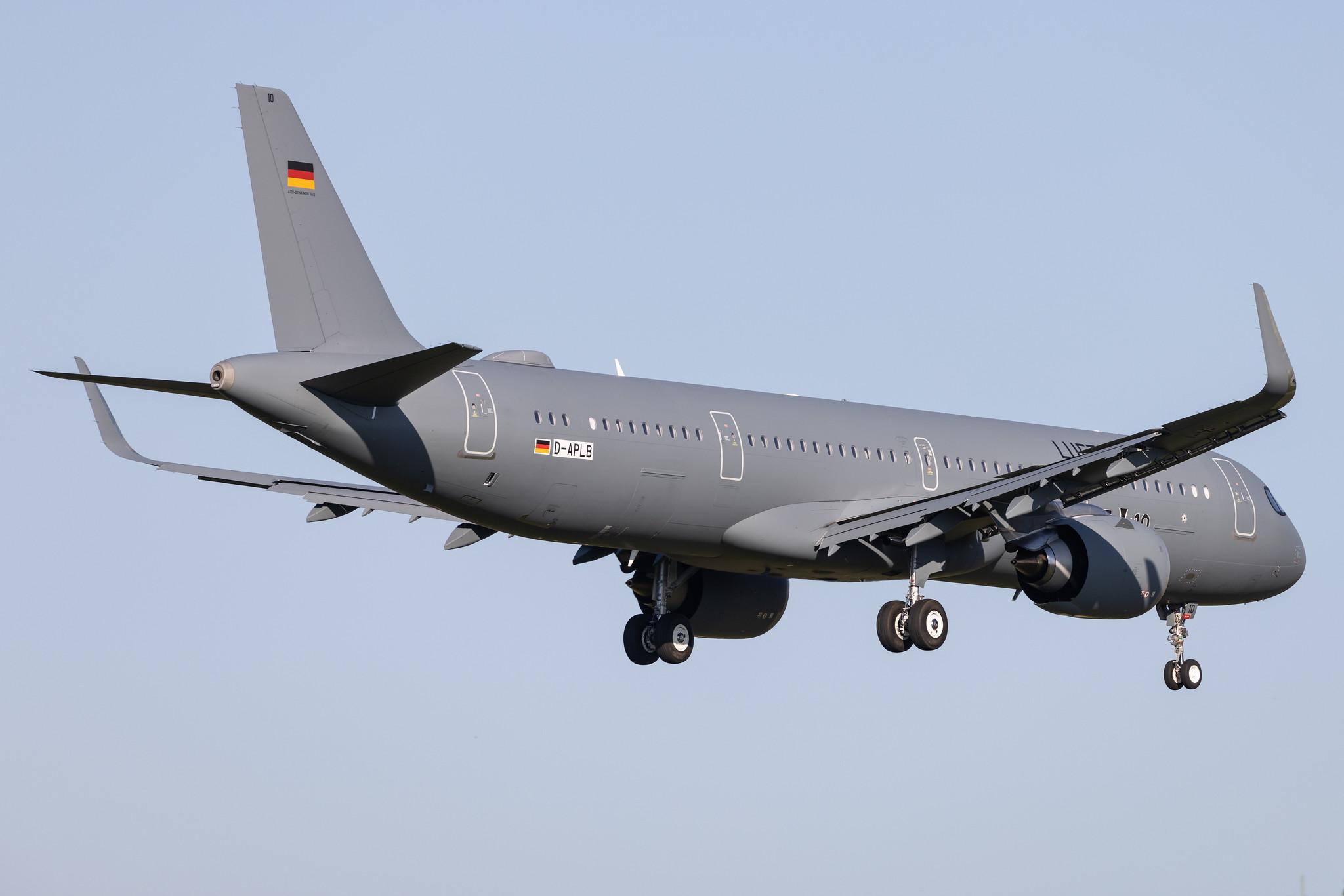 Hamburg Airport: German Air Force (/ GAF) | Operator: Lufthansa Technik | Airbus A321-251NX A21N | D-APLB | 15+10 | MSN 10613