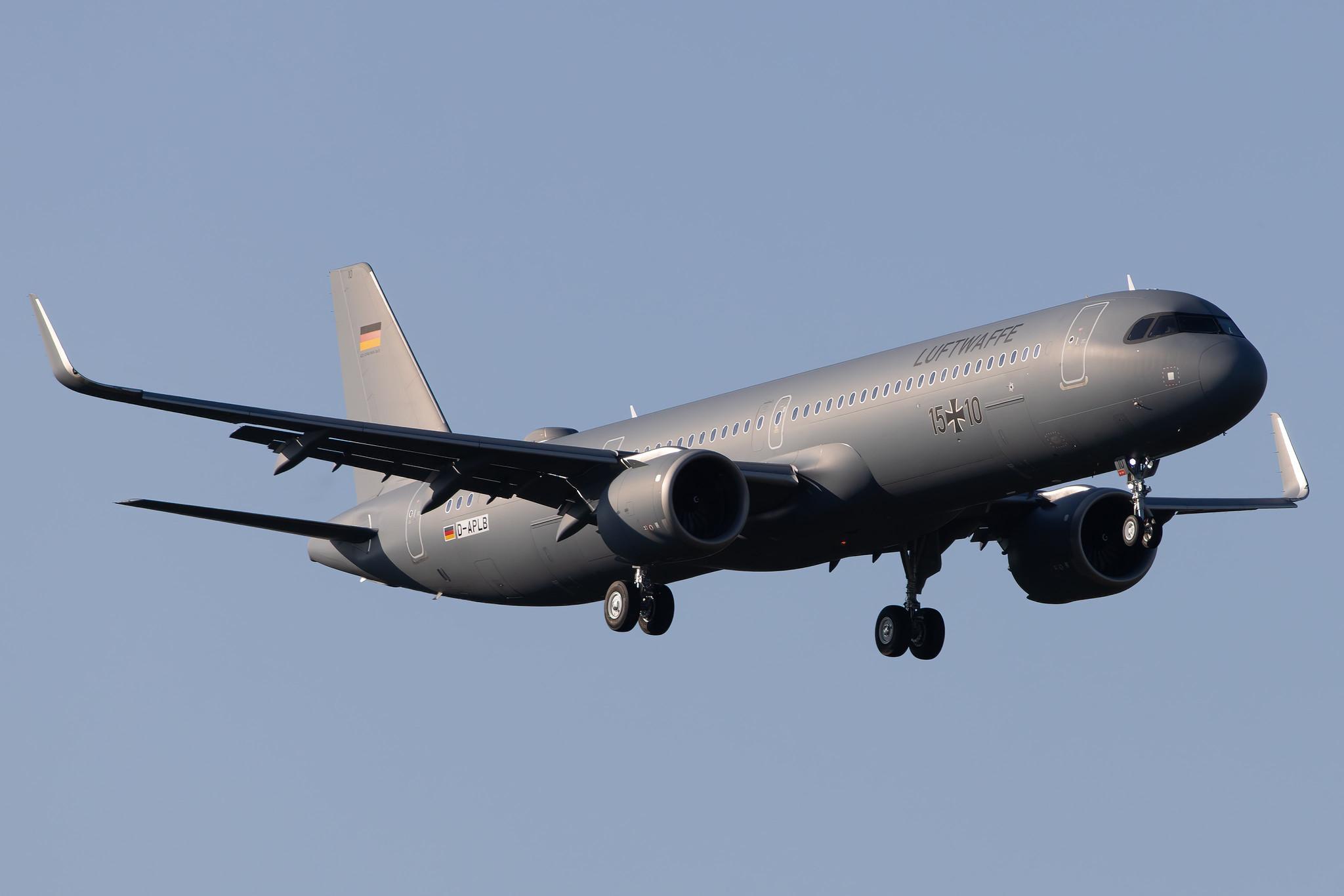 Hamburg Airport: German Air Force (/ GAF) | Operator: Lufthansa Technik | Airbus A321-251NX A21N | D-APLB | 15+10 | MSN 10613