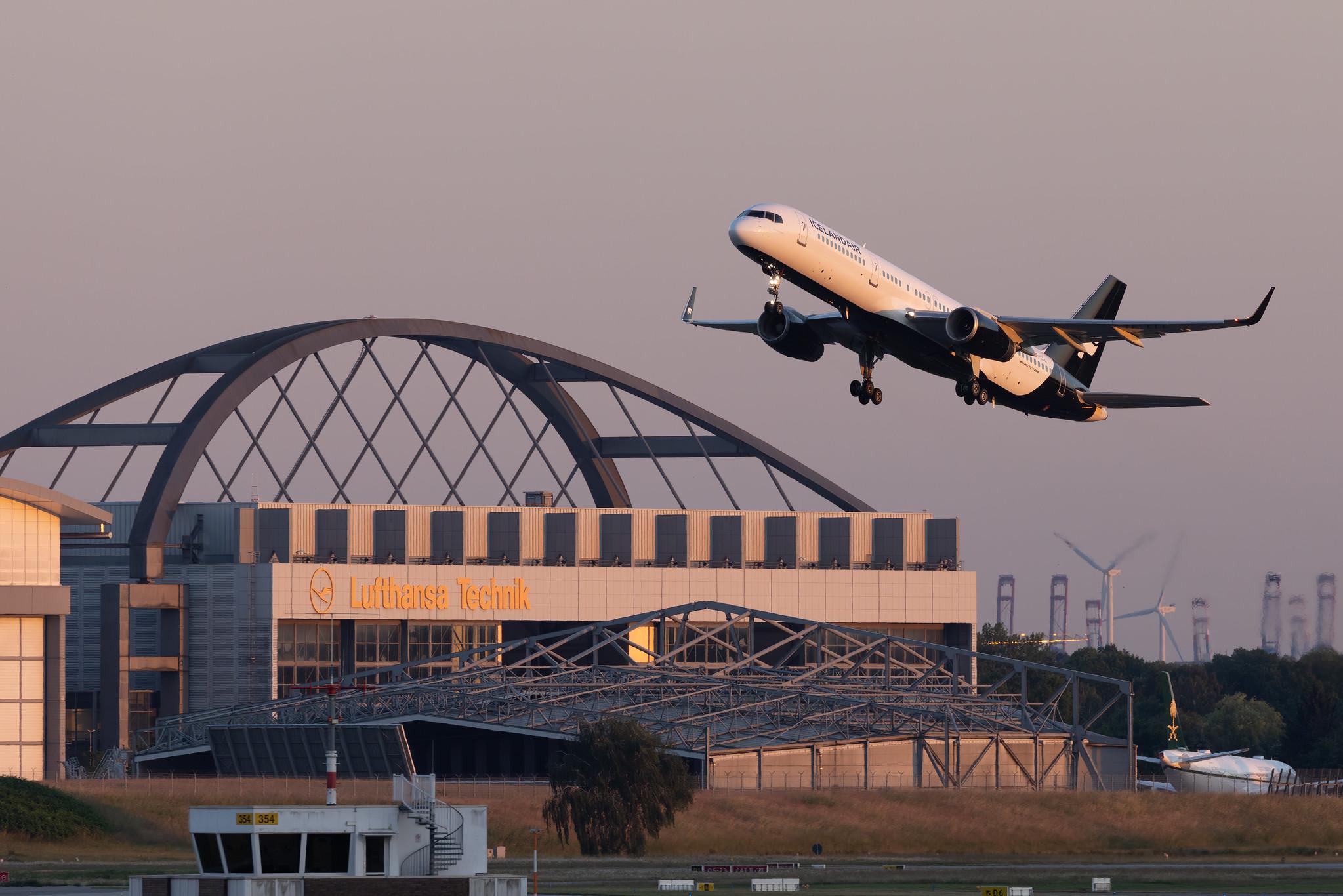 Hamburg Airport: Icelandair (FI / ICE) | Boeing 757-256 B752 | TF-LLL | MSN 29307