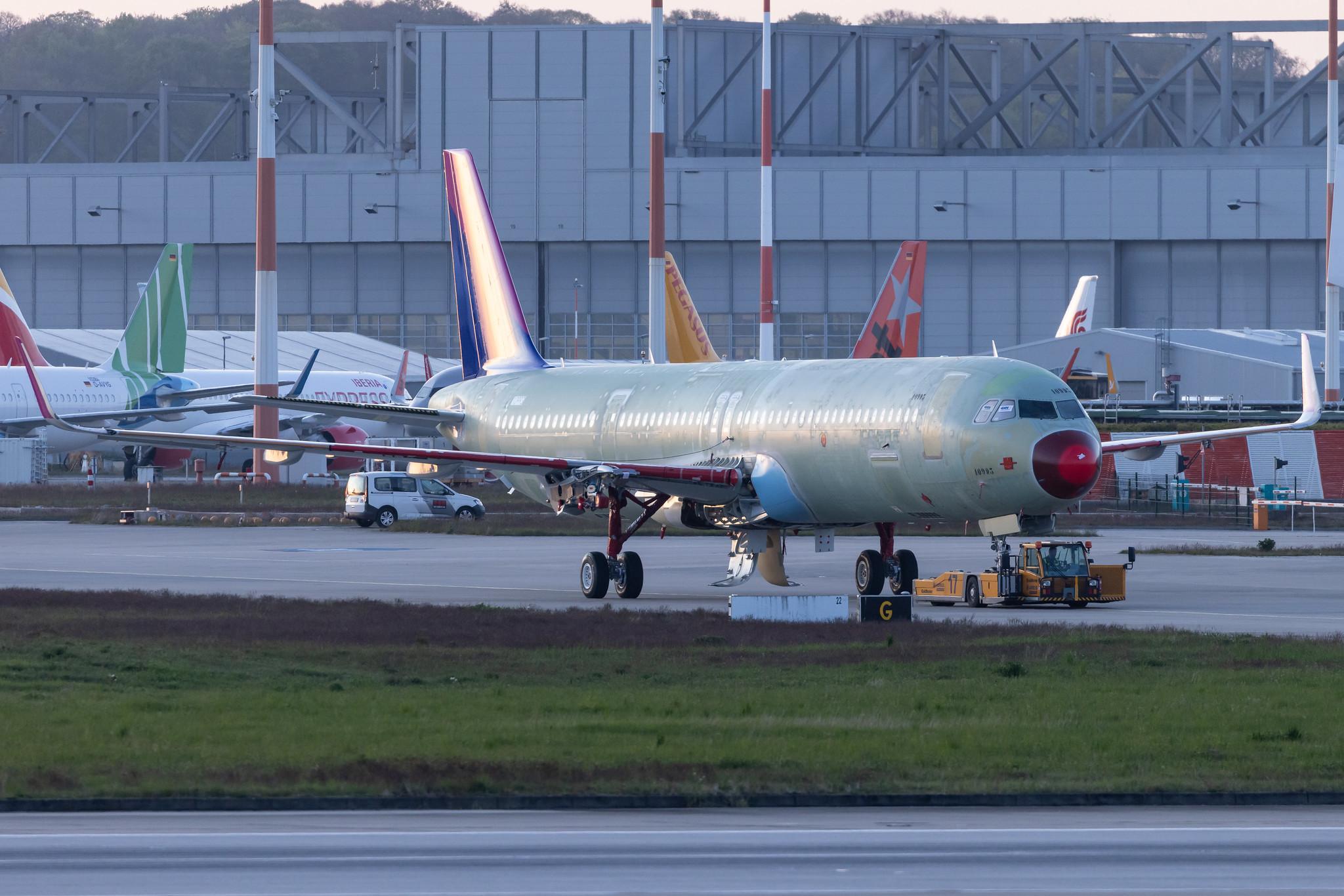 Hamburg Finkenwerder: Wizz Air (W6 / WZZ) | Airbus A321-271NX A21N | D-AZYX | HA-LZX | MSN 10993
