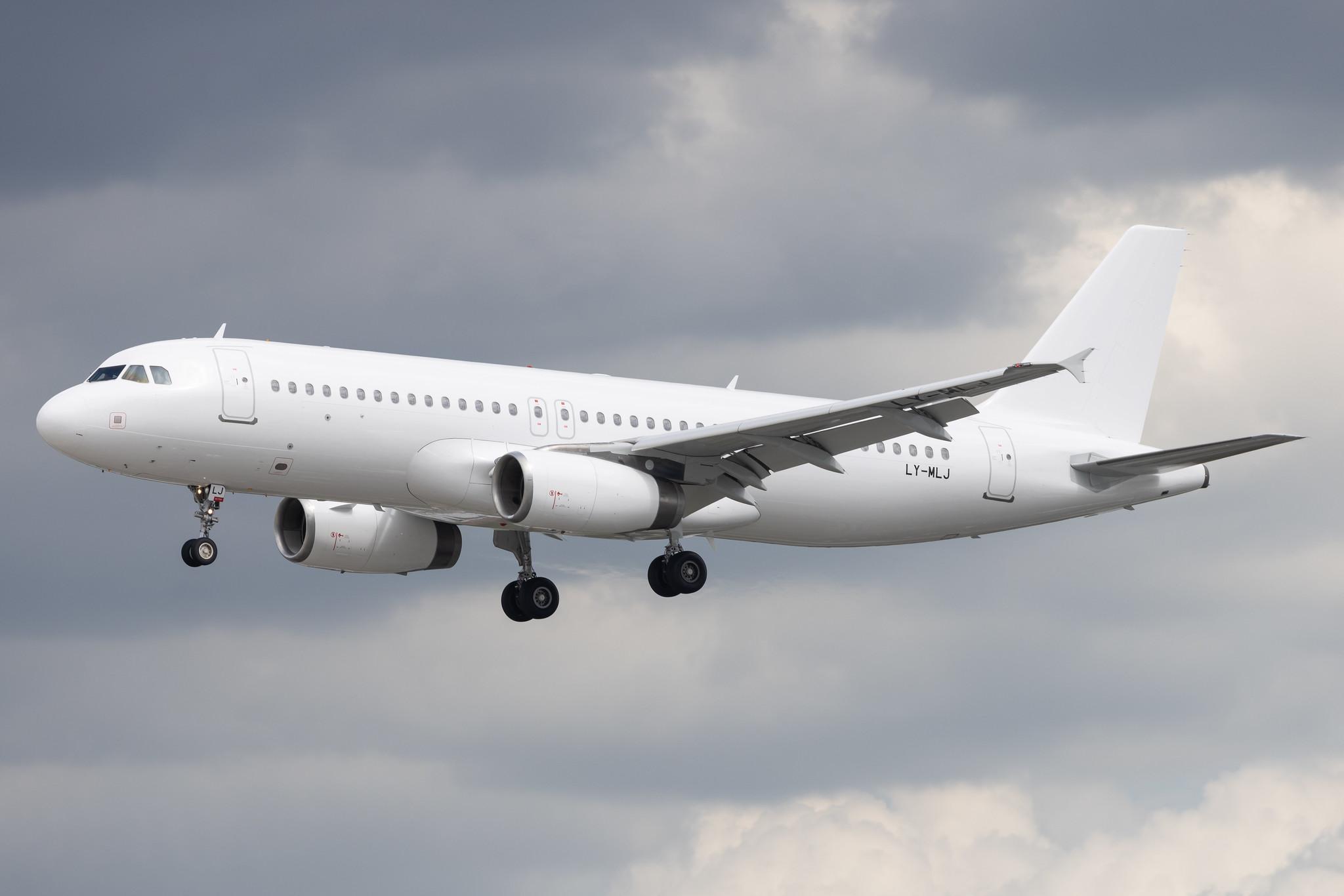 Hamburg Airport: SunExpress (XQ / SXS) | Operator: Avion Express | Airbus A320-232 A320 | LY-MLJ | MSN 03877