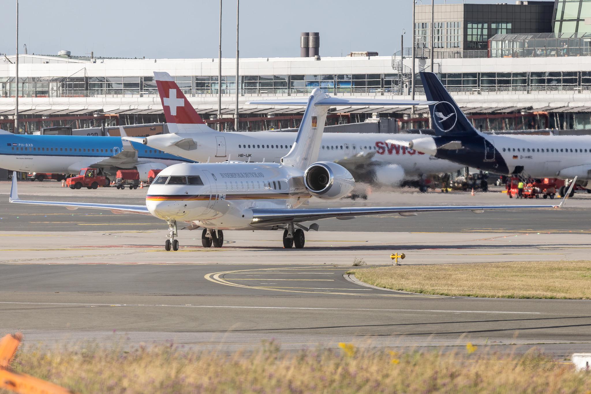 Hamburg Airport: German Air Force ( / GAF) | Bombardier BD-700-1A11 Global 5000 GLEX | 14+02 | MSN 9404